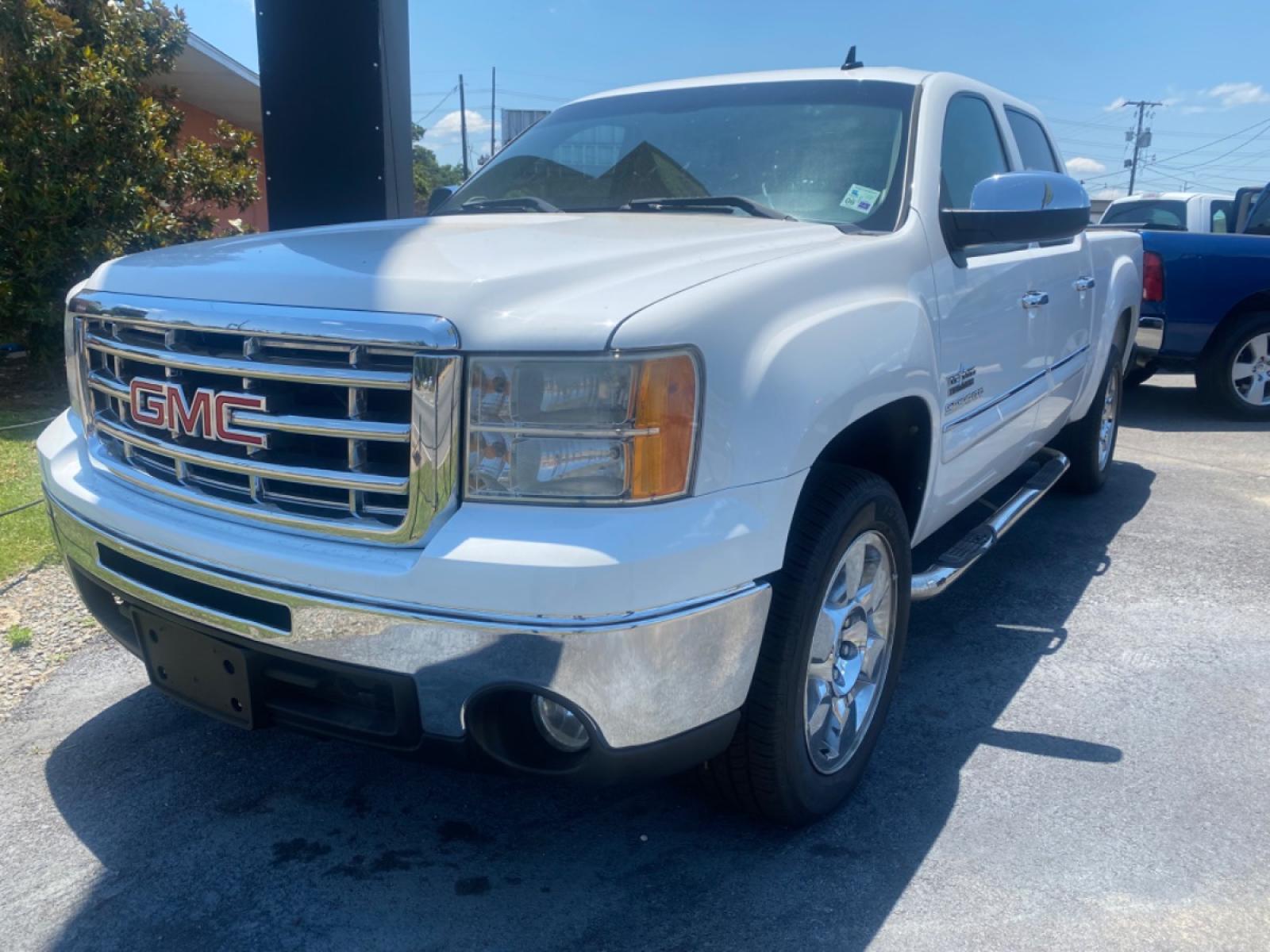 2010 GMC Sierra 1500 SLE Crew Cab 2WD (3GTRCVE07AG) with an 5.3L V8 OHV 16V FFV engine, 4-Speed Automatic transmission, located at 419 N 18th St., Monroe, LA, 71201, (318) 410-9250, 32.514370, -92.105133 - Photo #0