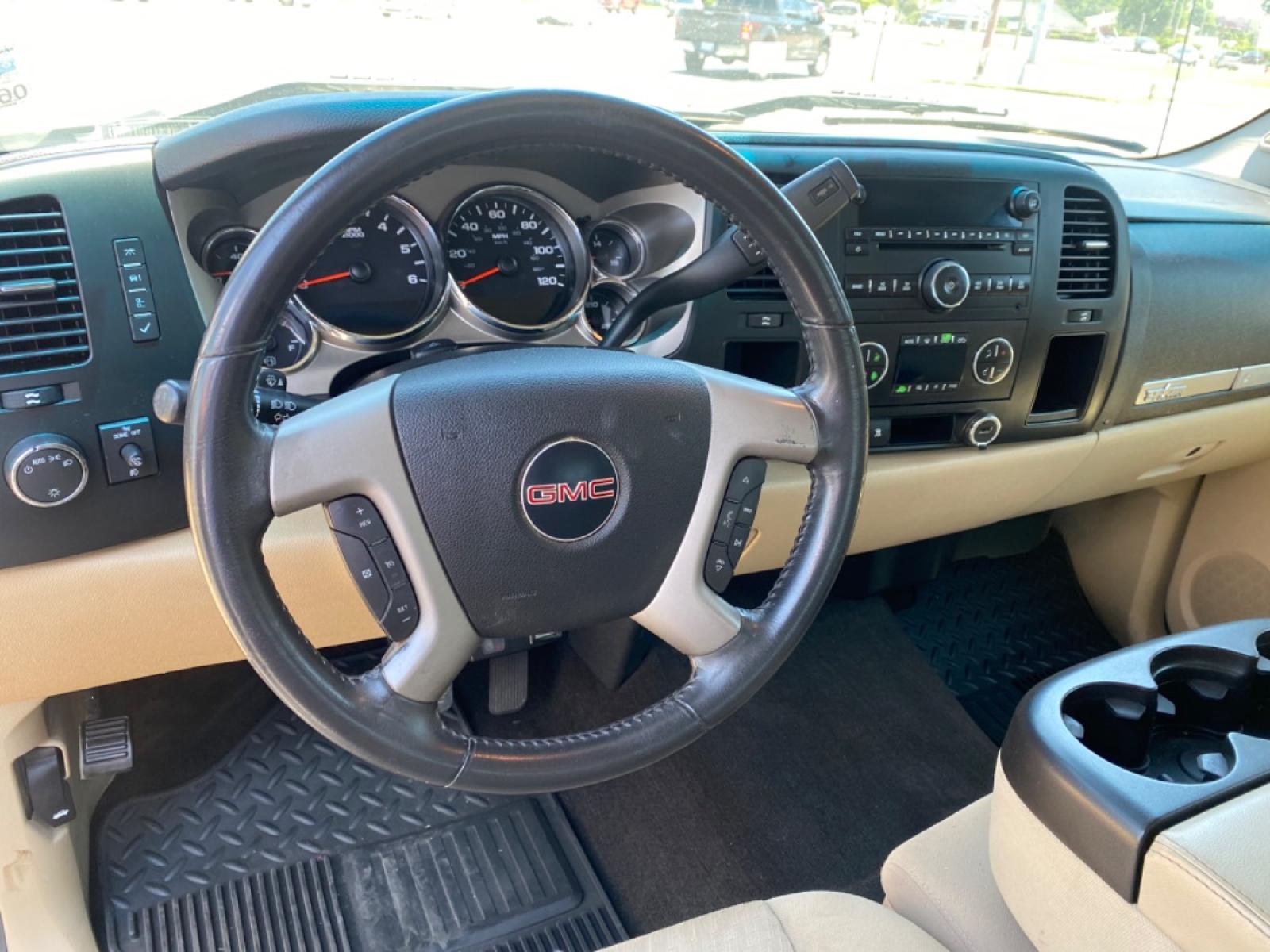 2010 GMC Sierra 1500 SLE Crew Cab 2WD (3GTRCVE07AG) with an 5.3L V8 OHV 16V FFV engine, 4-Speed Automatic transmission, located at 419 N 18th St., Monroe, LA, 71201, (318) 410-9250, 32.514370, -92.105133 - Photo #2