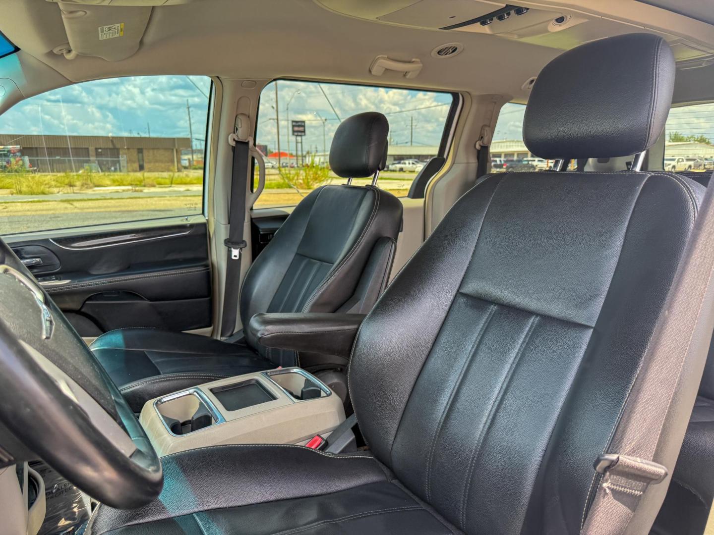 2014 Chrysler Town & Country (2C4RC1BG8ER) , located at 419 N 18th St., Monroe, LA, 71201, (318) 410-9250, 32.514370, -92.105133 - Photo#3