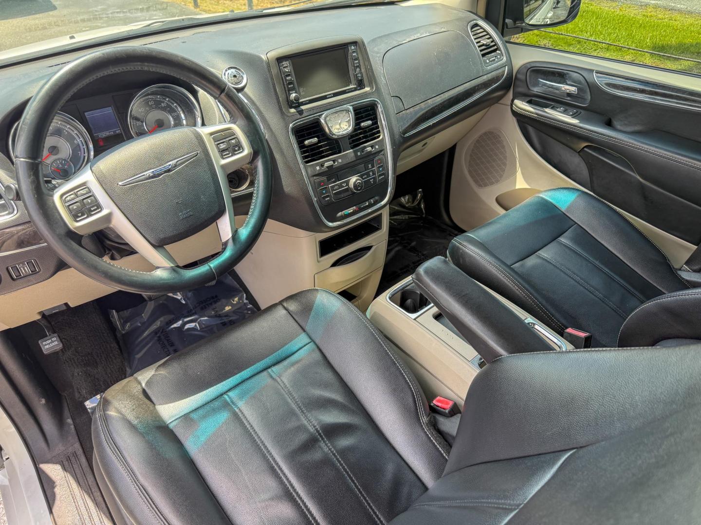 2014 Chrysler Town & Country (2C4RC1BG8ER) , located at 419 N 18th St., Monroe, LA, 71201, (318) 410-9250, 32.514370, -92.105133 - Photo#2