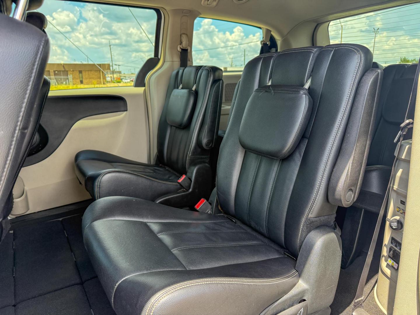 2014 Chrysler Town & Country (2C4RC1BG8ER) , located at 419 N 18th St., Monroe, LA, 71201, (318) 410-9250, 32.514370, -92.105133 - Photo#4