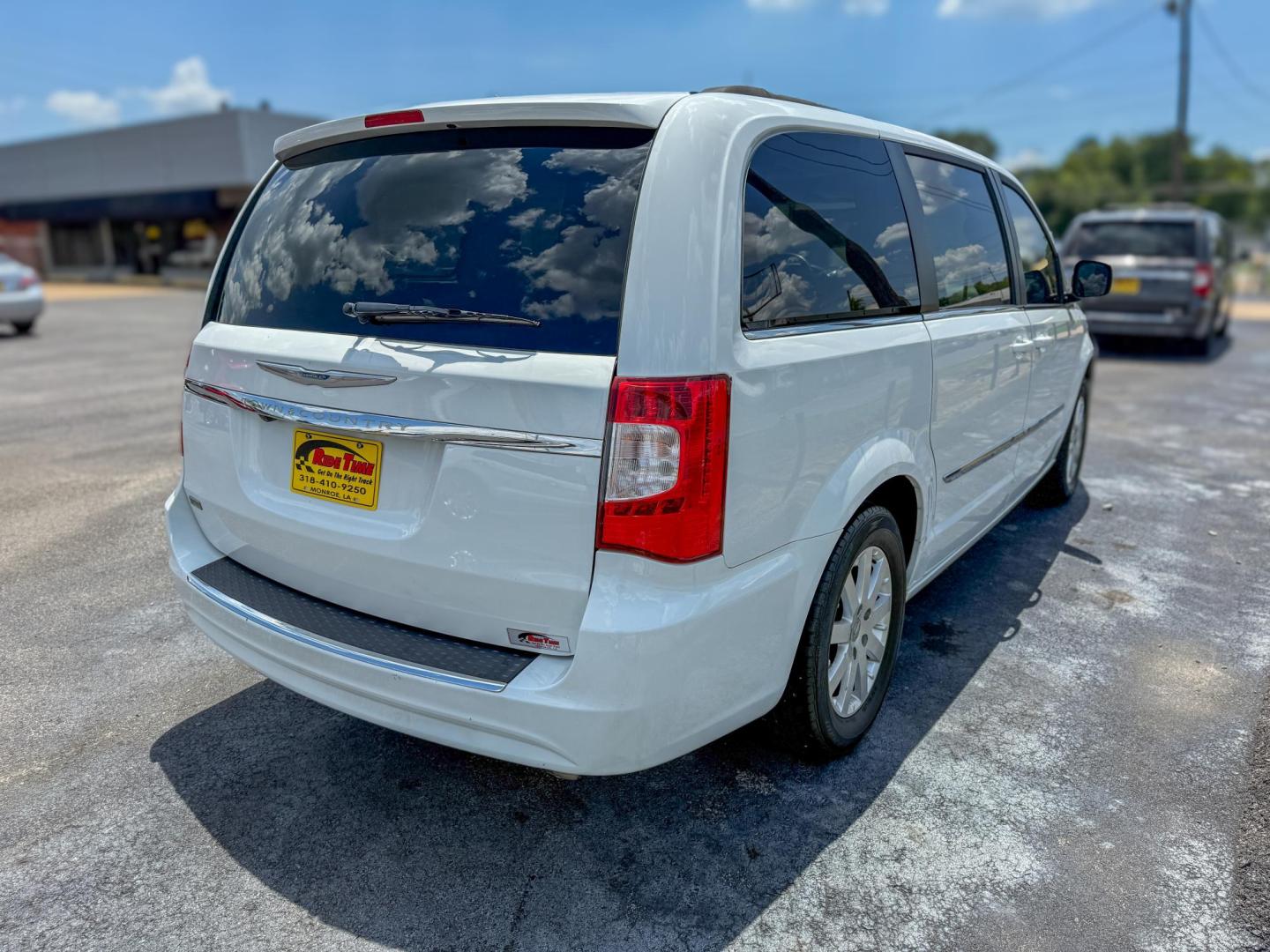 2014 Chrysler Town & Country (2C4RC1BG8ER) , located at 419 N 18th St., Monroe, LA, 71201, (318) 410-9250, 32.514370, -92.105133 - Photo#1