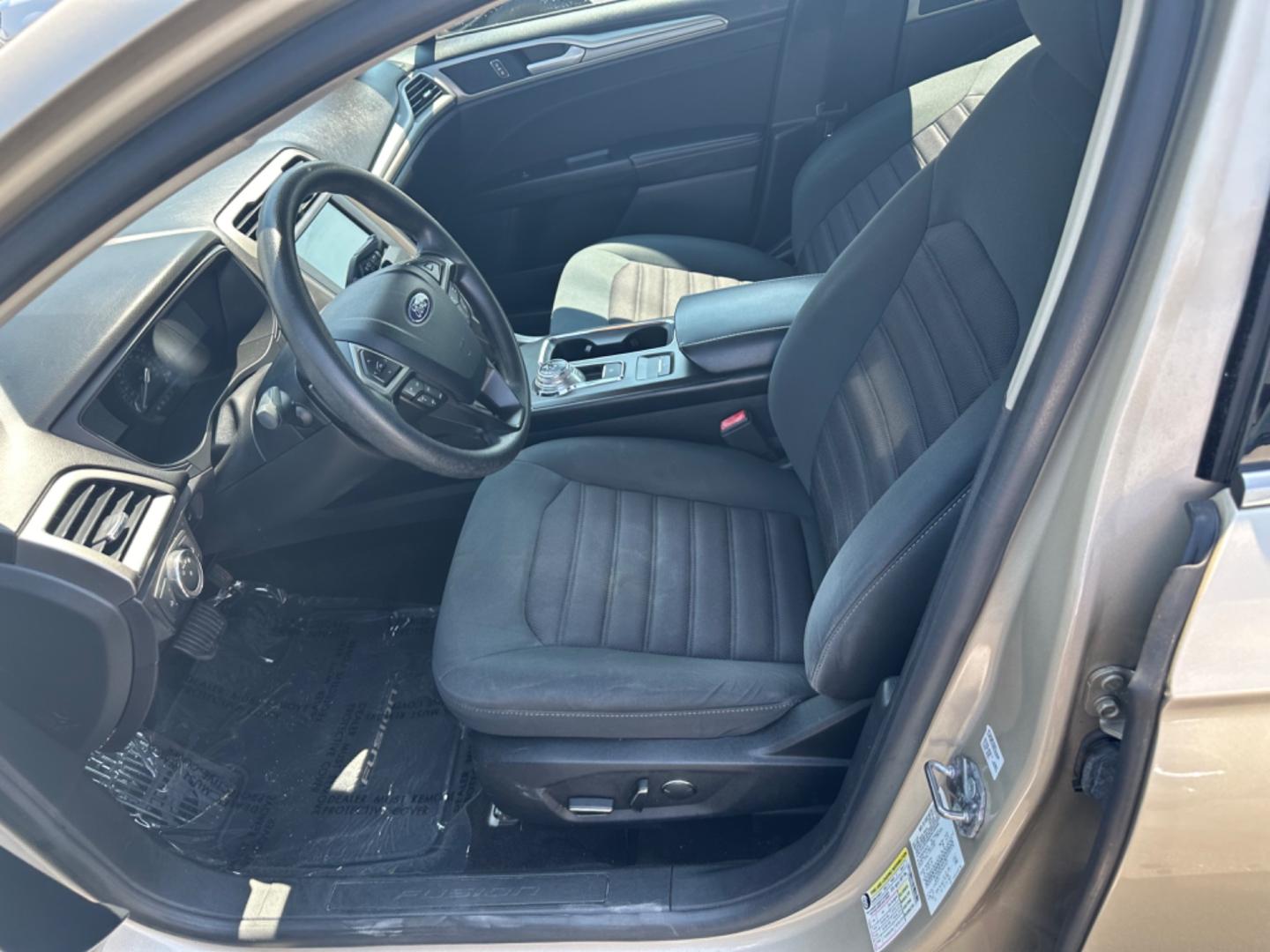 2018 Ford Fusion SE with an 1.5L L4 DOHC 16V engine, 6A transmission, located at 419 N 18th St., Monroe, LA, 71201, (318) 410-9250, 32.514370, -92.105133 - Photo#2