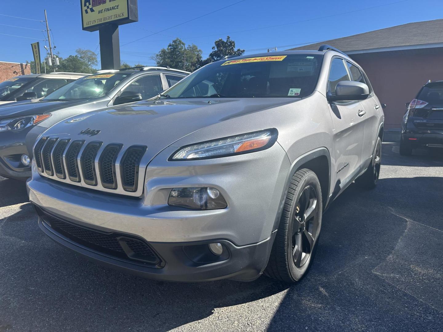 2018 Jeep Cherokee Latitude FWD (1C4PJLCB8JD) with an 2.4L L4 DOHC 16V engine, 9A transmission, located at 419 N 18th St., Monroe, LA, 71201, (318) 410-9250, 32.514370, -92.105133 - Photo#0