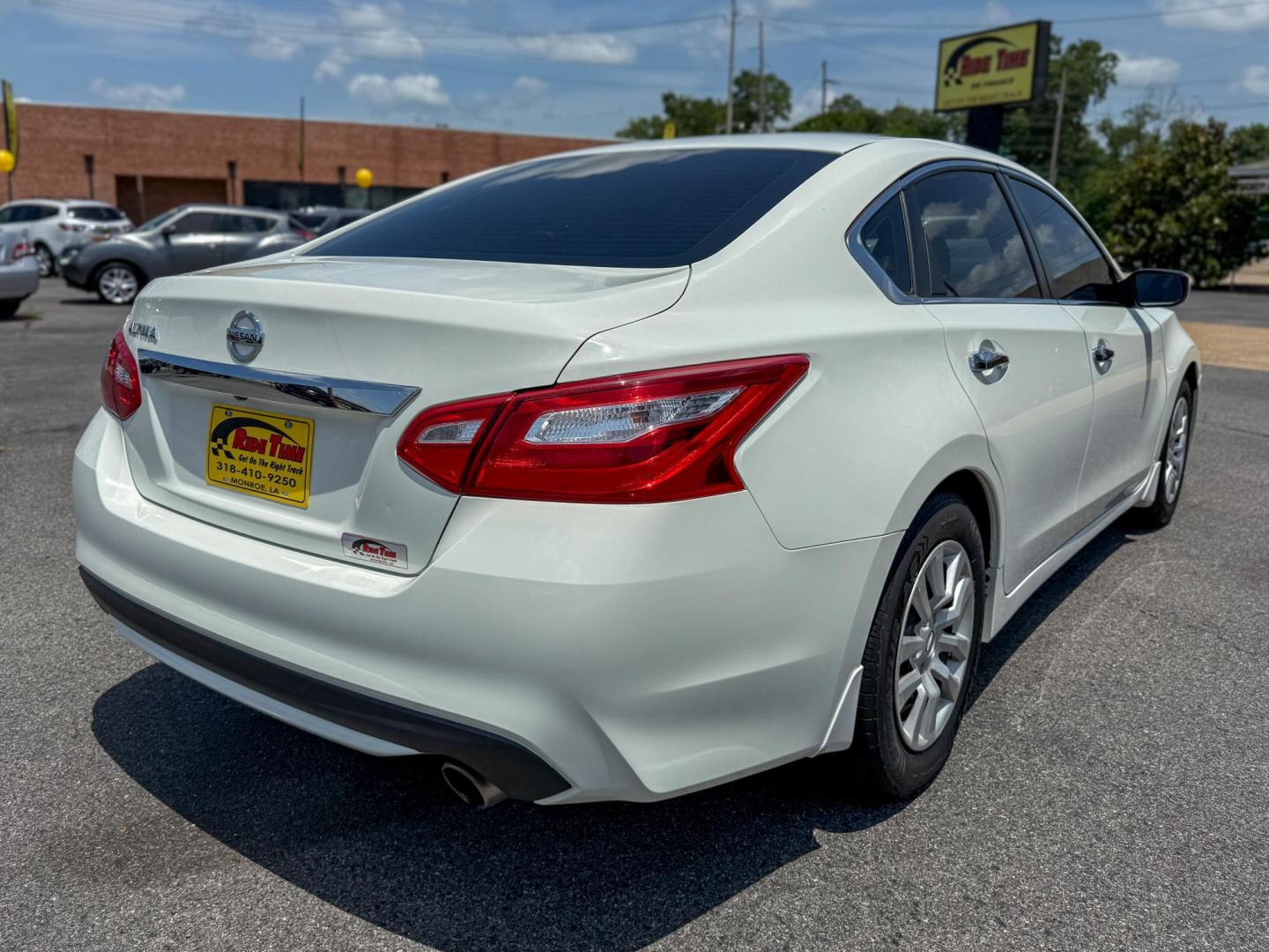 2017 Nissan Altima 2.5 S (1N4AL3AP1HC) with an 2.5L L4 DOHC 16V engine, CVT transmission, located at 419 N 18th St., Monroe, LA, 71201, (318) 410-9250, 32.514370, -92.105133 - Photo#1