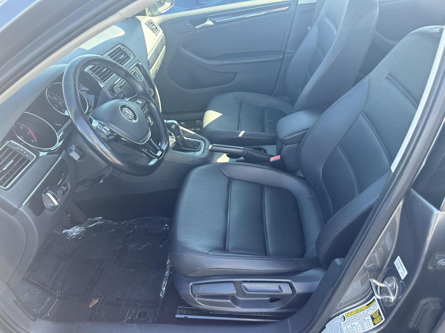 2016 Volkswagen Jetta SEL 6A (3VWL07AJ5GM) with an 1.8L L4 DOHC 20V engine, 6A transmission, located at 419 N 18th St., Monroe, LA, 71201, (318) 410-9250, 32.514370, -92.105133 - Photo#2