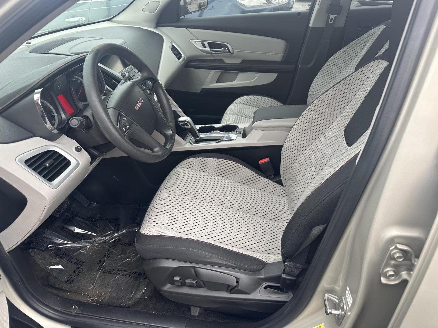 2014 GMC Terrain SLE1 FWD (2GKALMEK4E6) with an 2.4L L4 DOHC 16V FFV engine, 6-Speed Automatic transmission, located at 419 N 18th St., Monroe, LA, 71201, (318) 410-9250, 32.514370, -92.105133 - Photo#2
