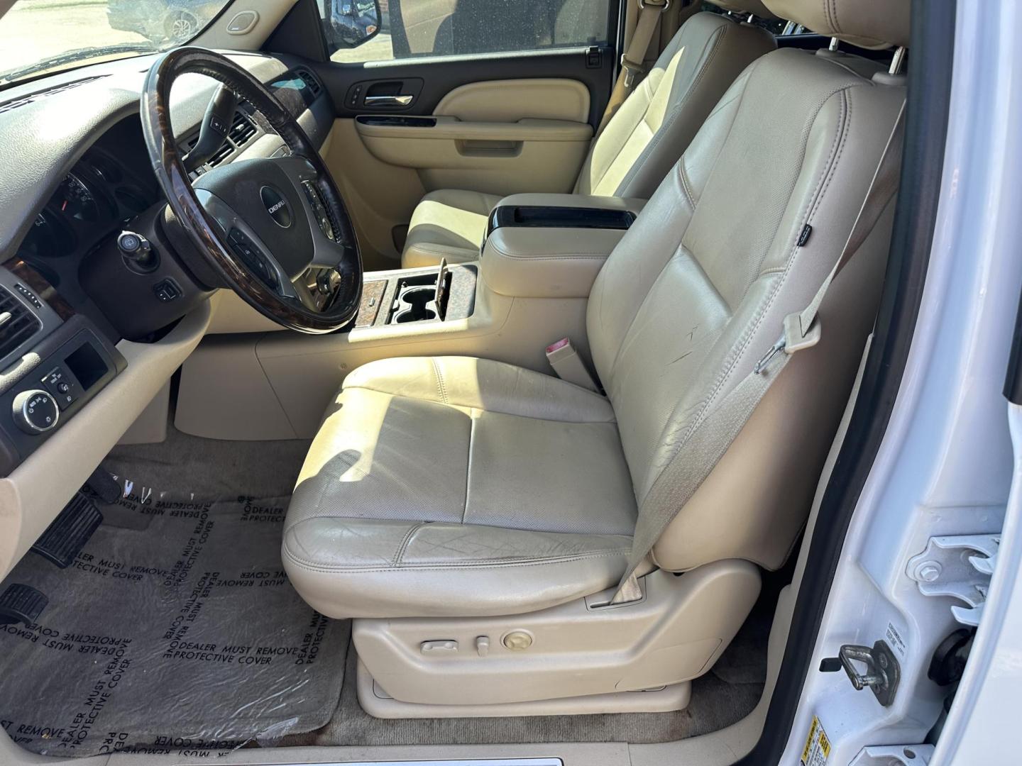 2012 GMC Yukon Denali 2WD (1GKS1EEF9CR) with an 6.2L V8 OHV 16V engine, 6-Speed Automatic transmission, located at 419 N 18th St., Monroe, LA, 71201, (318) 410-9250, 32.514370, -92.105133 - Photo#2