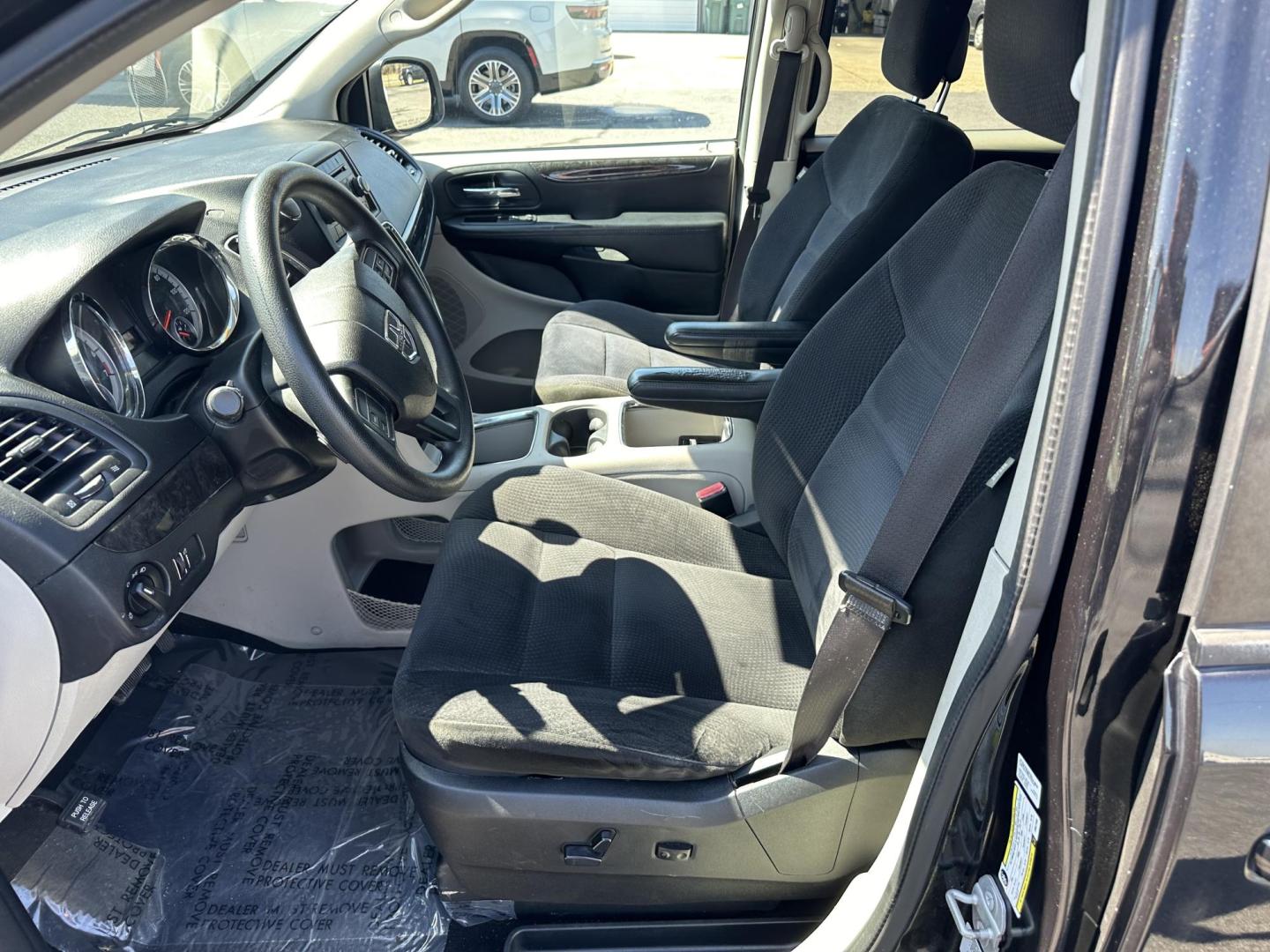 2015 Dodge Grand Caravan SXT (2C4RDGCG2FR) with an 3.6L V6 DOHC 24V engine, 6-Speed Automatic transmission, located at 419 N 18th St., Monroe, LA, 71201, (318) 410-9250, 32.514370, -92.105133 - Photo#2