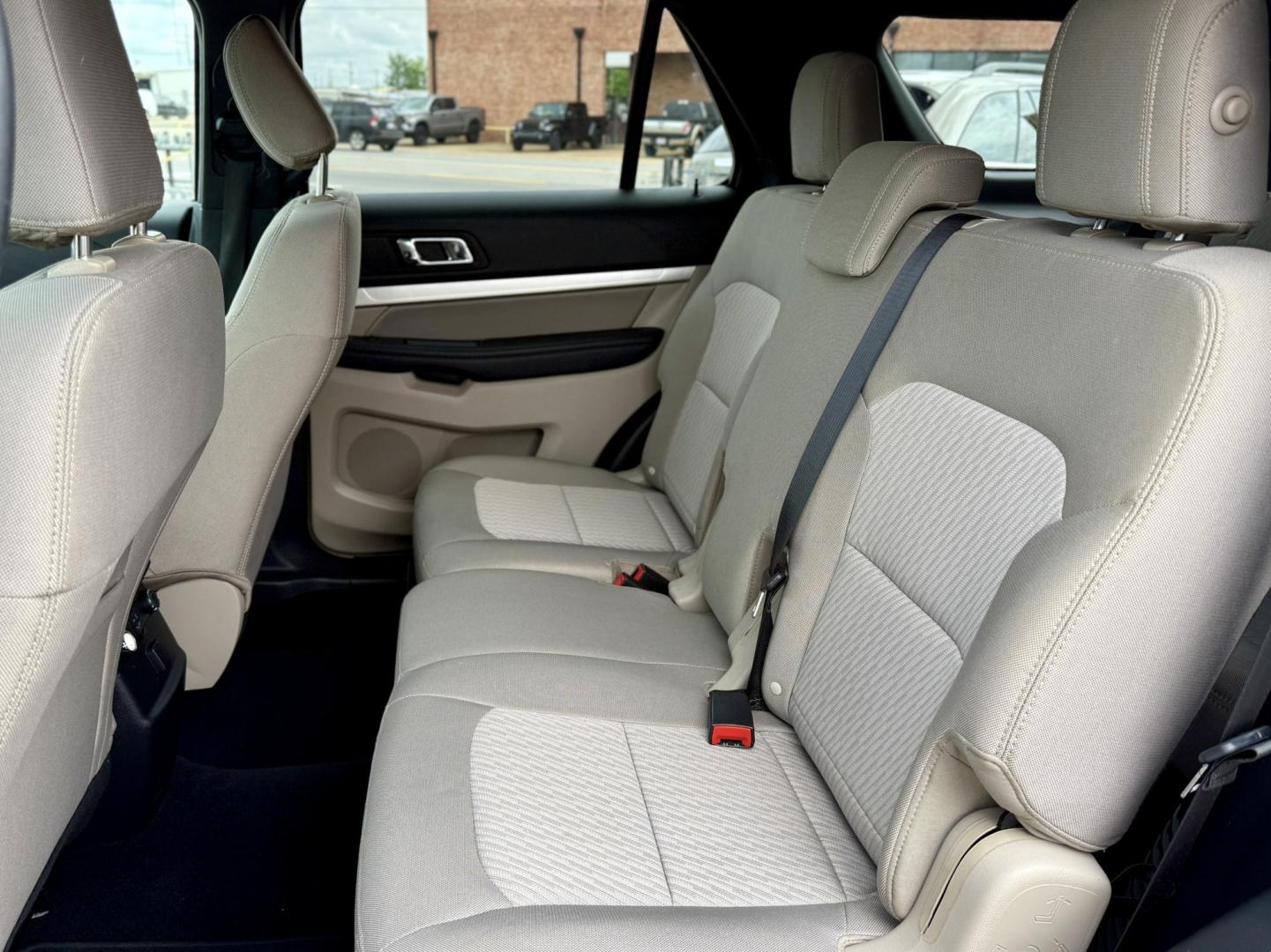 2018 Ford Explorer Base FWD (1FM5K7B89JG) with an 3.5L V6 DOHC 24V engine, 6A transmission, located at 419 N 18th St., Monroe, LA, 71201, (318) 410-9250, 32.514370, -92.105133 - Photo#3
