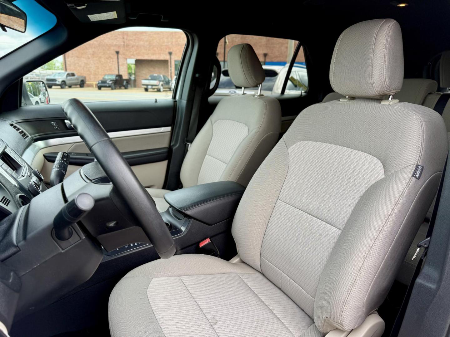 2018 Ford Explorer Base FWD (1FM5K7B89JG) with an 3.5L V6 DOHC 24V engine, 6A transmission, located at 419 N 18th St., Monroe, LA, 71201, (318) 410-9250, 32.514370, -92.105133 - Photo#4