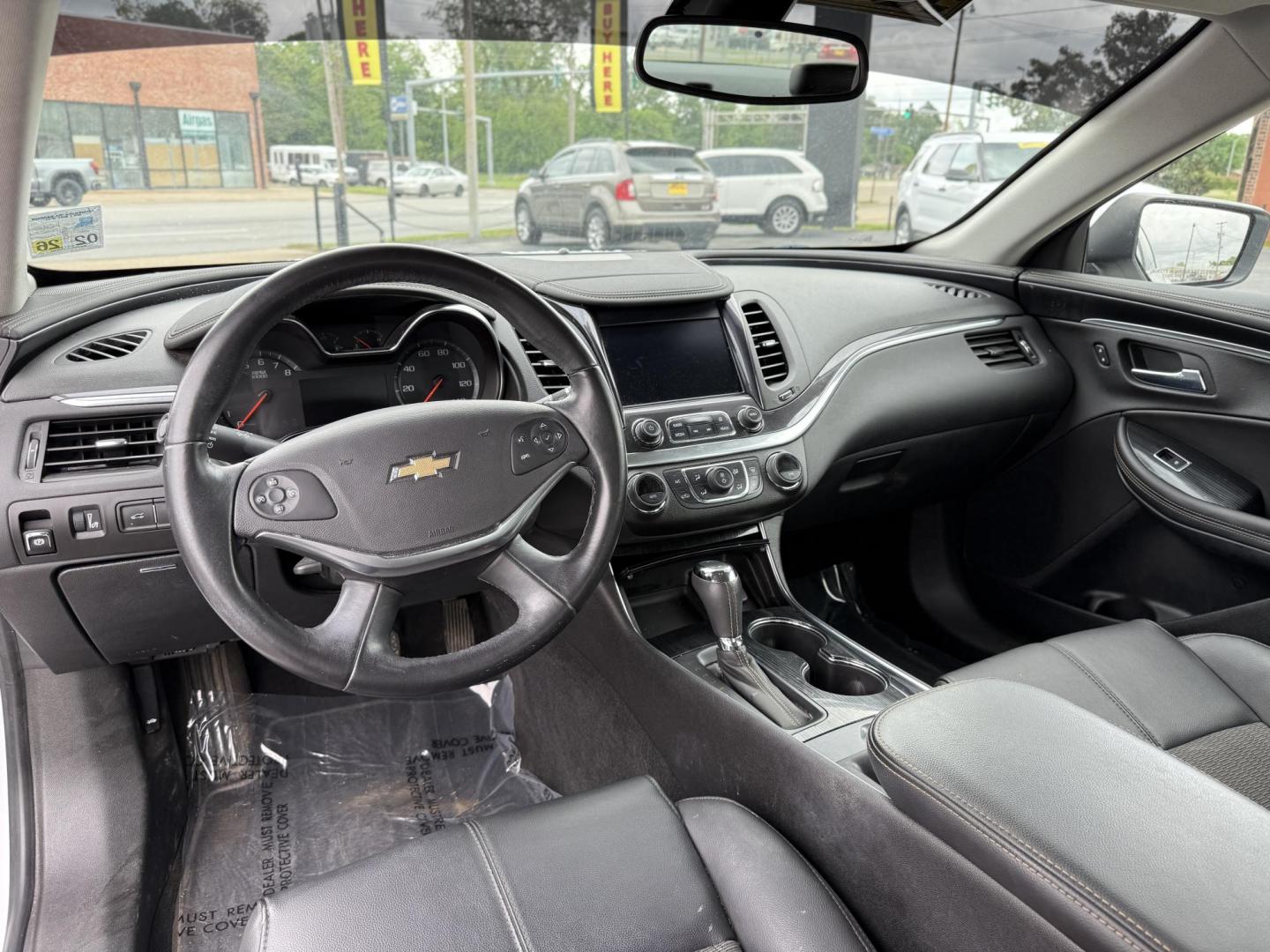 2017 Chevrolet Impala LT (1G1105S3XHU) with an 3.6L V6 DOHC 24V engine, 6A transmission, located at 419 N 18th St., Monroe, LA, 71201, (318) 410-9250, 32.514370, -92.105133 - Photo#3