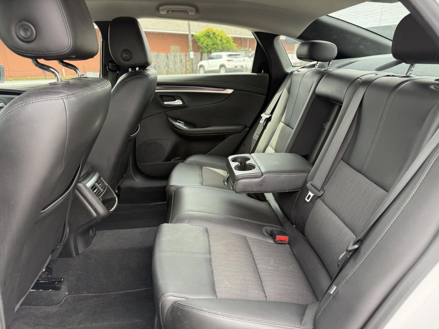2017 Chevrolet Impala LT (1G1105S3XHU) with an 3.6L V6 DOHC 24V engine, 6A transmission, located at 419 N 18th St., Monroe, LA, 71201, (318) 410-9250, 32.514370, -92.105133 - Photo#4