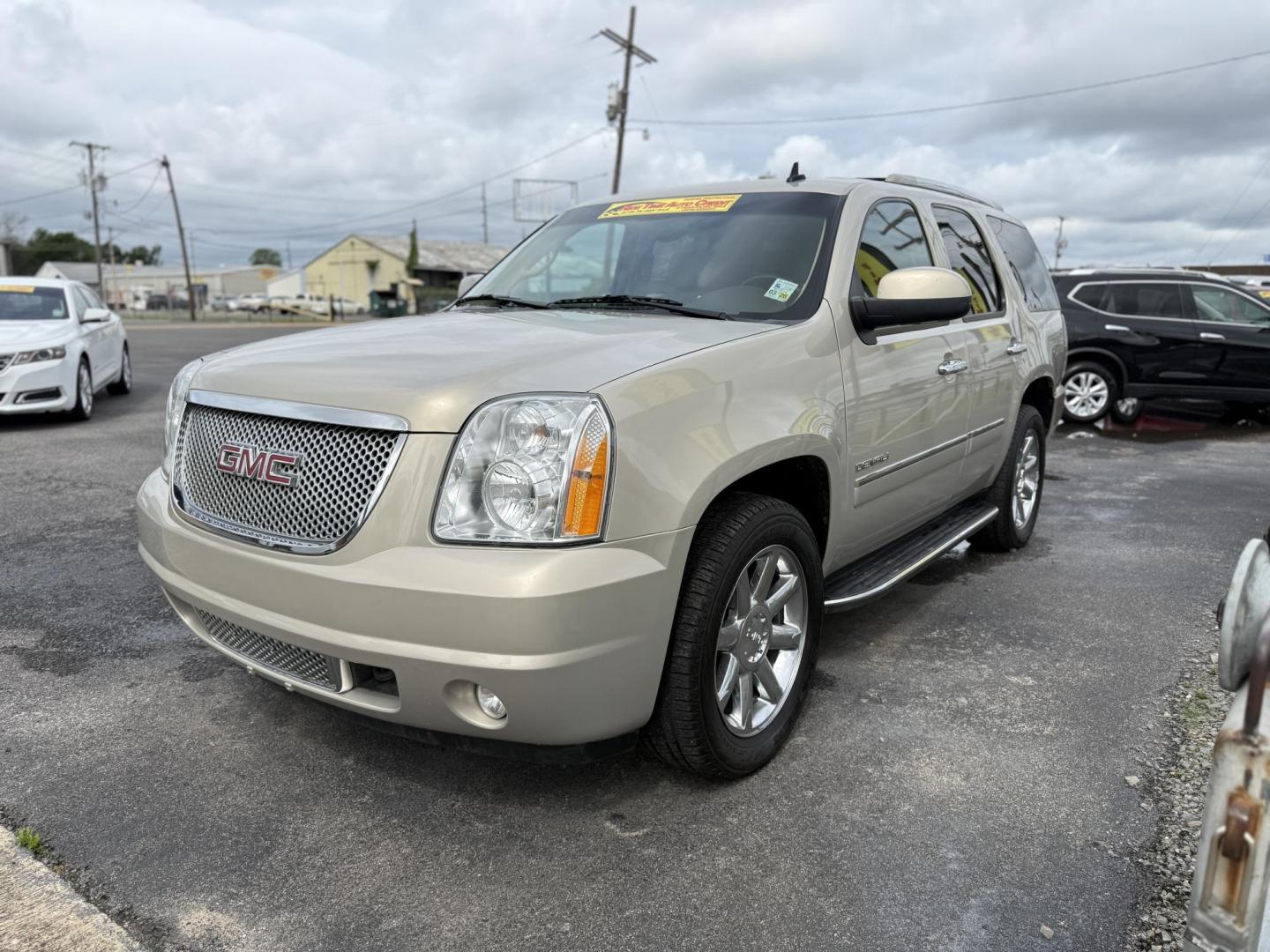 2011 GMC Yukon Denali 2WD (1GKS1EEFXBR) with an 6.2L V8 OHV 16V engine, 4-Speed Automatic transmission, located at 419 N 18th St., Monroe, LA, 71201, (318) 410-9250, 32.514370, -92.105133 - Photo#0