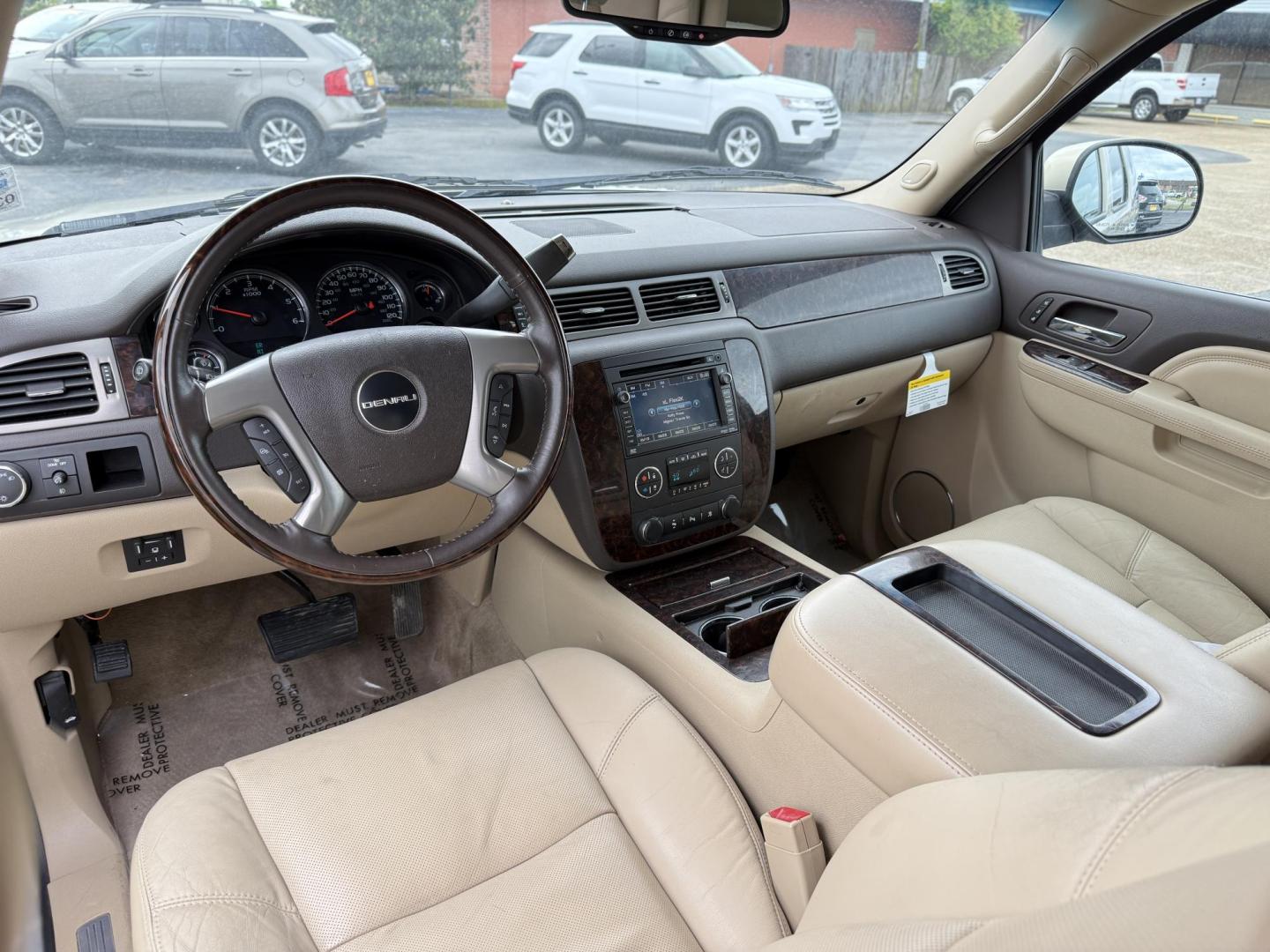 2011 GMC Yukon Denali 2WD (1GKS1EEFXBR) with an 6.2L V8 OHV 16V engine, 4-Speed Automatic transmission, located at 419 N 18th St., Monroe, LA, 71201, (318) 410-9250, 32.514370, -92.105133 - Photo#3