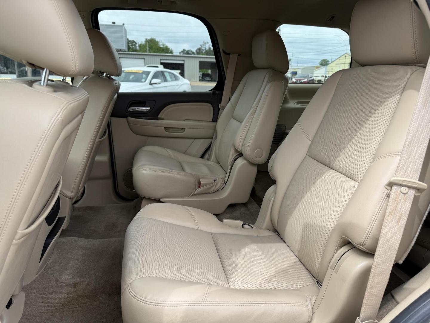 2011 GMC Yukon Denali 2WD (1GKS1EEFXBR) with an 6.2L V8 OHV 16V engine, 4-Speed Automatic transmission, located at 419 N 18th St., Monroe, LA, 71201, (318) 410-9250, 32.514370, -92.105133 - Photo#4