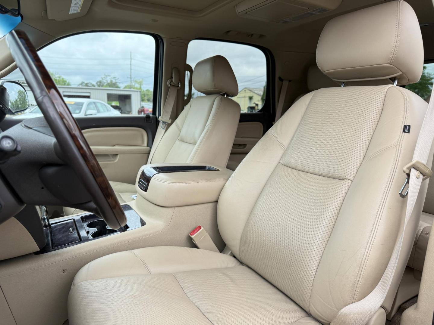 2011 GMC Yukon Denali 2WD (1GKS1EEFXBR) with an 6.2L V8 OHV 16V engine, 4-Speed Automatic transmission, located at 419 N 18th St., Monroe, LA, 71201, (318) 410-9250, 32.514370, -92.105133 - Photo#2