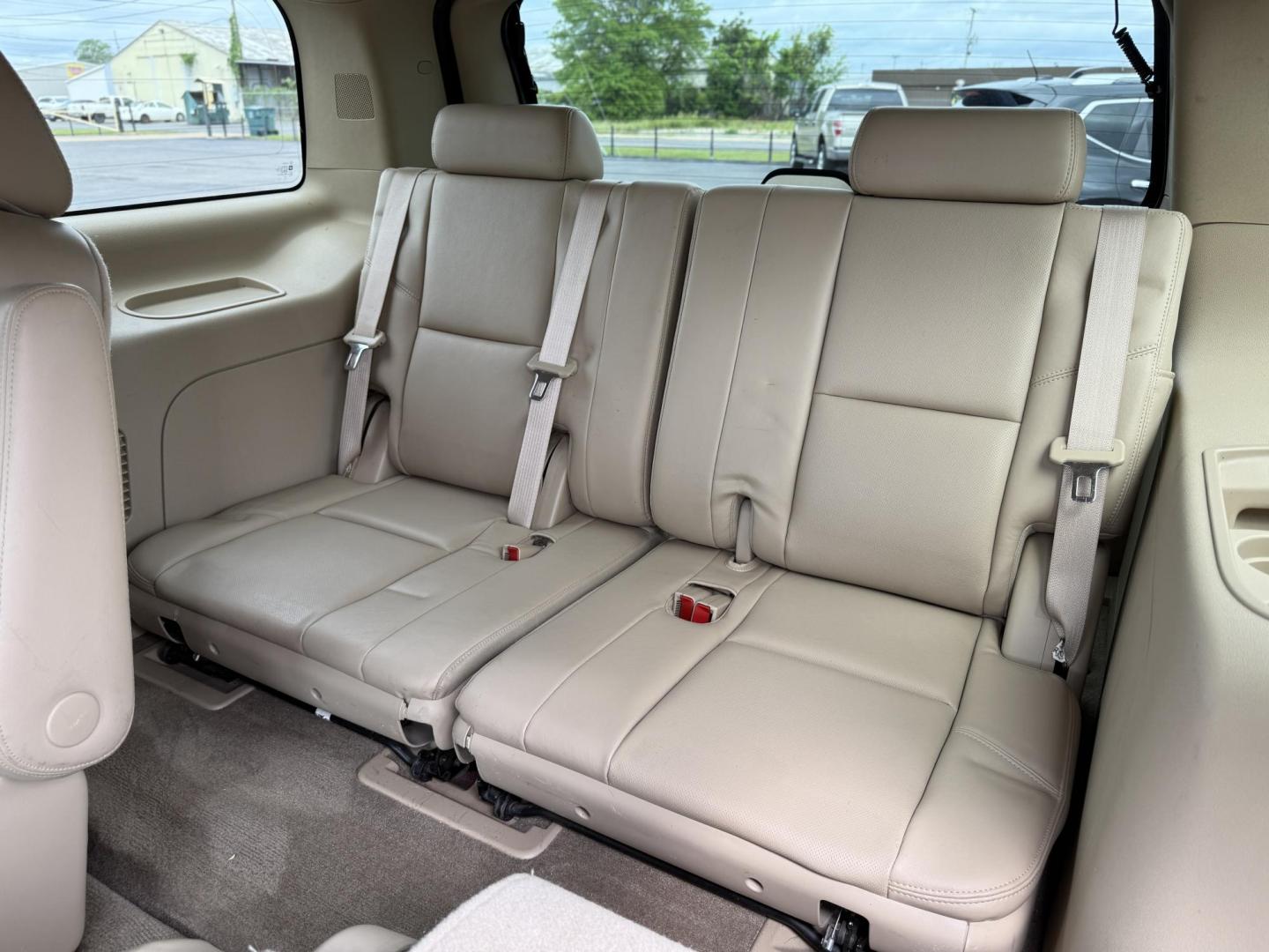 2011 GMC Yukon Denali 2WD (1GKS1EEFXBR) with an 6.2L V8 OHV 16V engine, 4-Speed Automatic transmission, located at 419 N 18th St., Monroe, LA, 71201, (318) 410-9250, 32.514370, -92.105133 - Photo#5