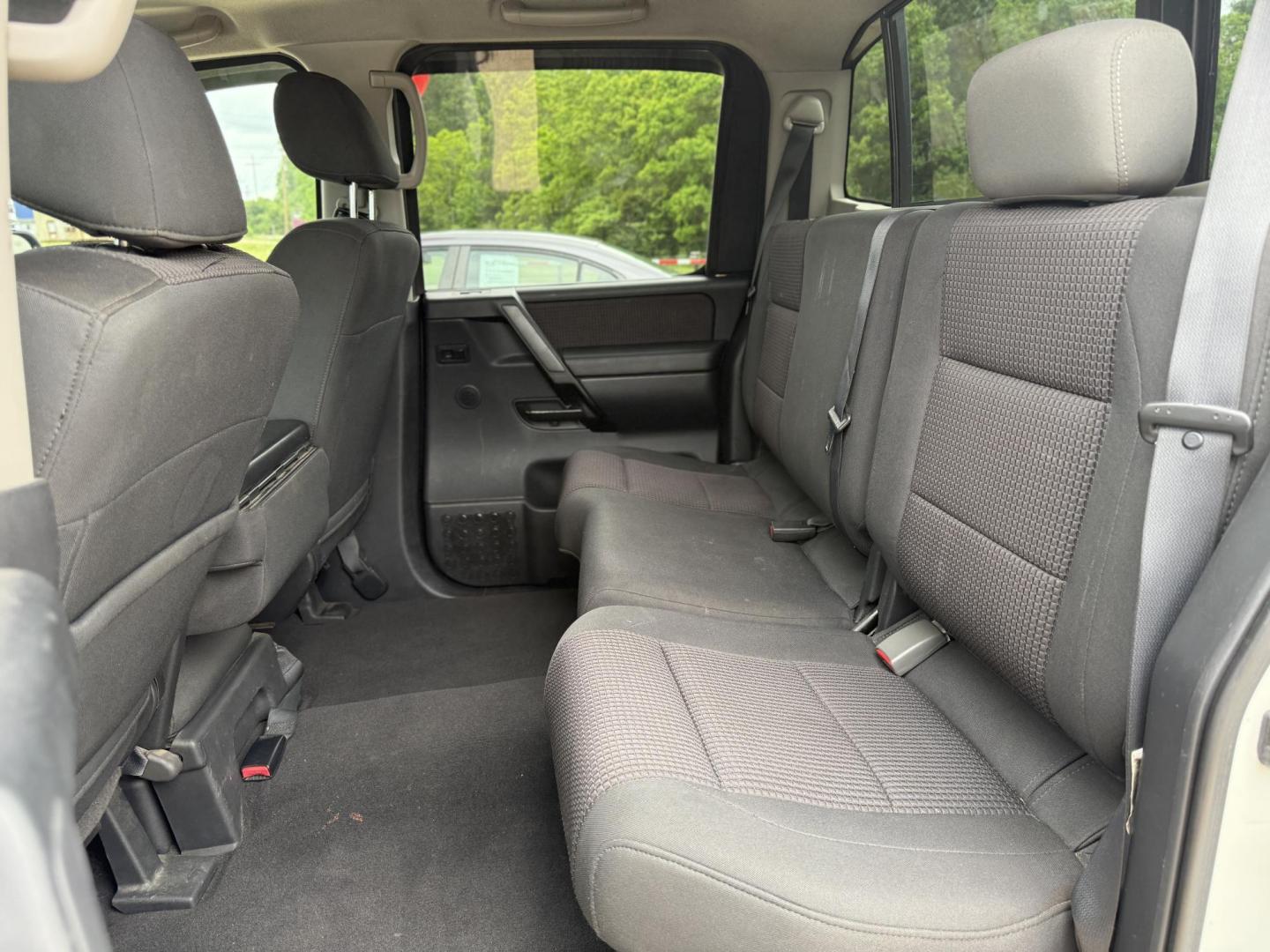 2009 Nissan Titan LE Crew Cab 2WD SWB (1N6BA07D59N) with an 5.6L V8 DOHC 32V FFV engine, 5-Speed Automatic Overdrive transmission, located at 419 N 18th St., Monroe, LA, 71201, (318) 410-9250, 32.514370, -92.105133 - Photo#4