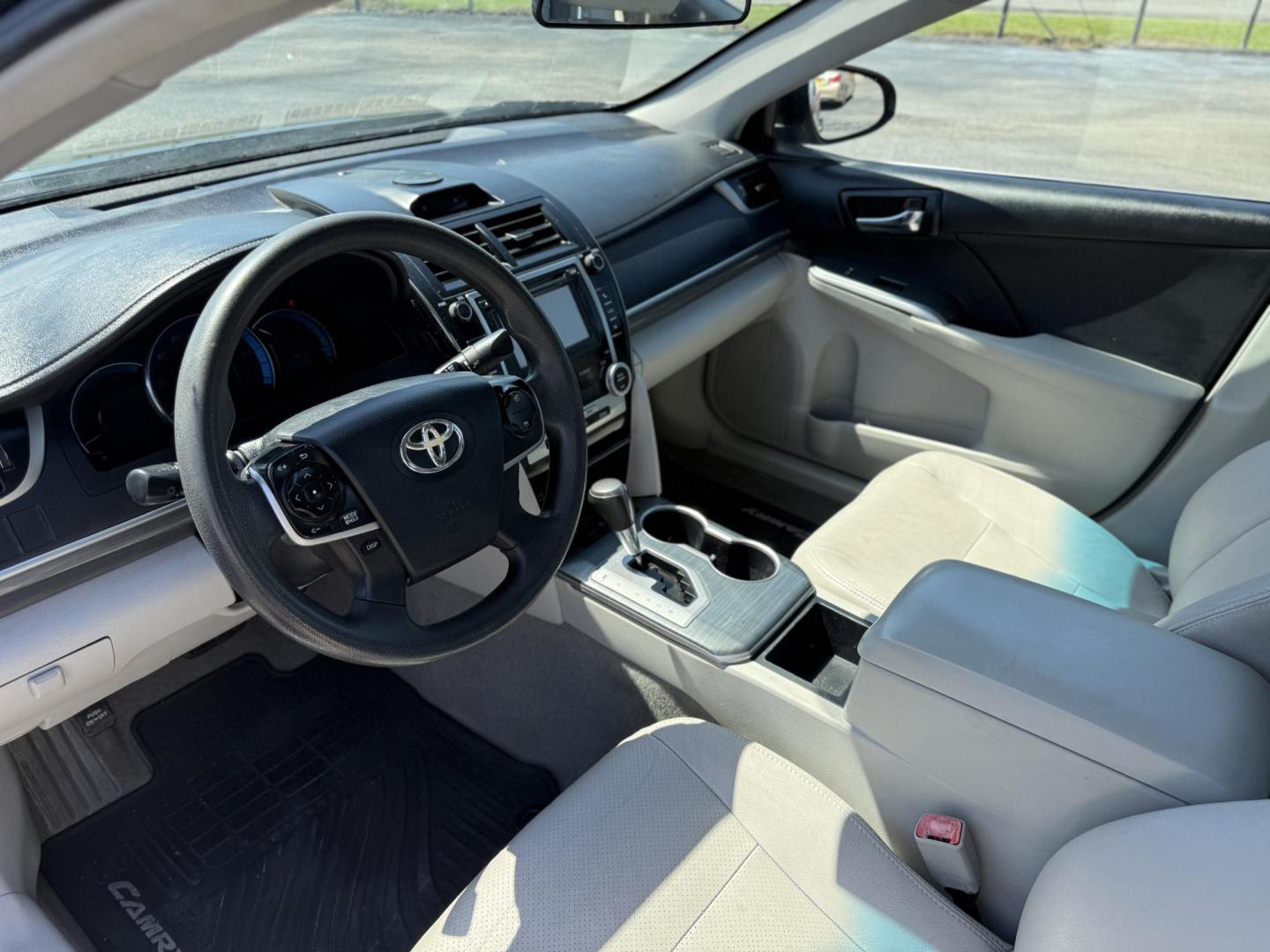 2014 Toyota Camry Hybrid XLE (4T1BD1FK2EU) with an 2.5L L4 DOHC 16V HYBRID engine, Continuously Variable Transmission transmission, located at 419 N 18th St., Monroe, LA, 71201, (318) 410-9250, 32.514370, -92.105133 - Photo#2