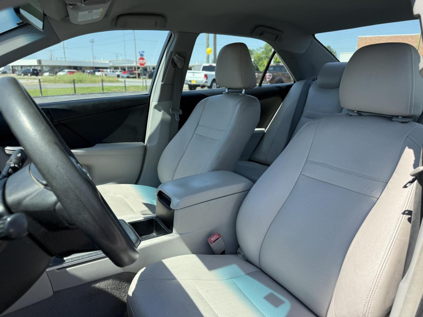 2014 Toyota Camry Hybrid XLE (4T1BD1FK2EU) with an 2.5L L4 DOHC 16V HYBRID engine, Continuously Variable Transmission transmission, located at 419 N 18th St., Monroe, LA, 71201, (318) 410-9250, 32.514370, -92.105133 - Photo#3