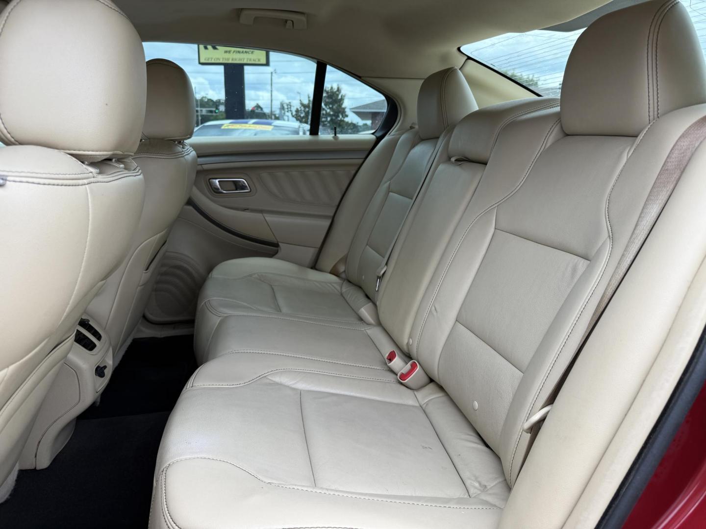 2015 Ford Taurus SEL FWD (1FAHP2E84FG) with an 3.5L V6 DOHC 24V engine, 6-Speed Automatic transmission, located at 419 N 18th St., Monroe, LA, 71201, (318) 410-9250, 32.514370, -92.105133 - Photo#4