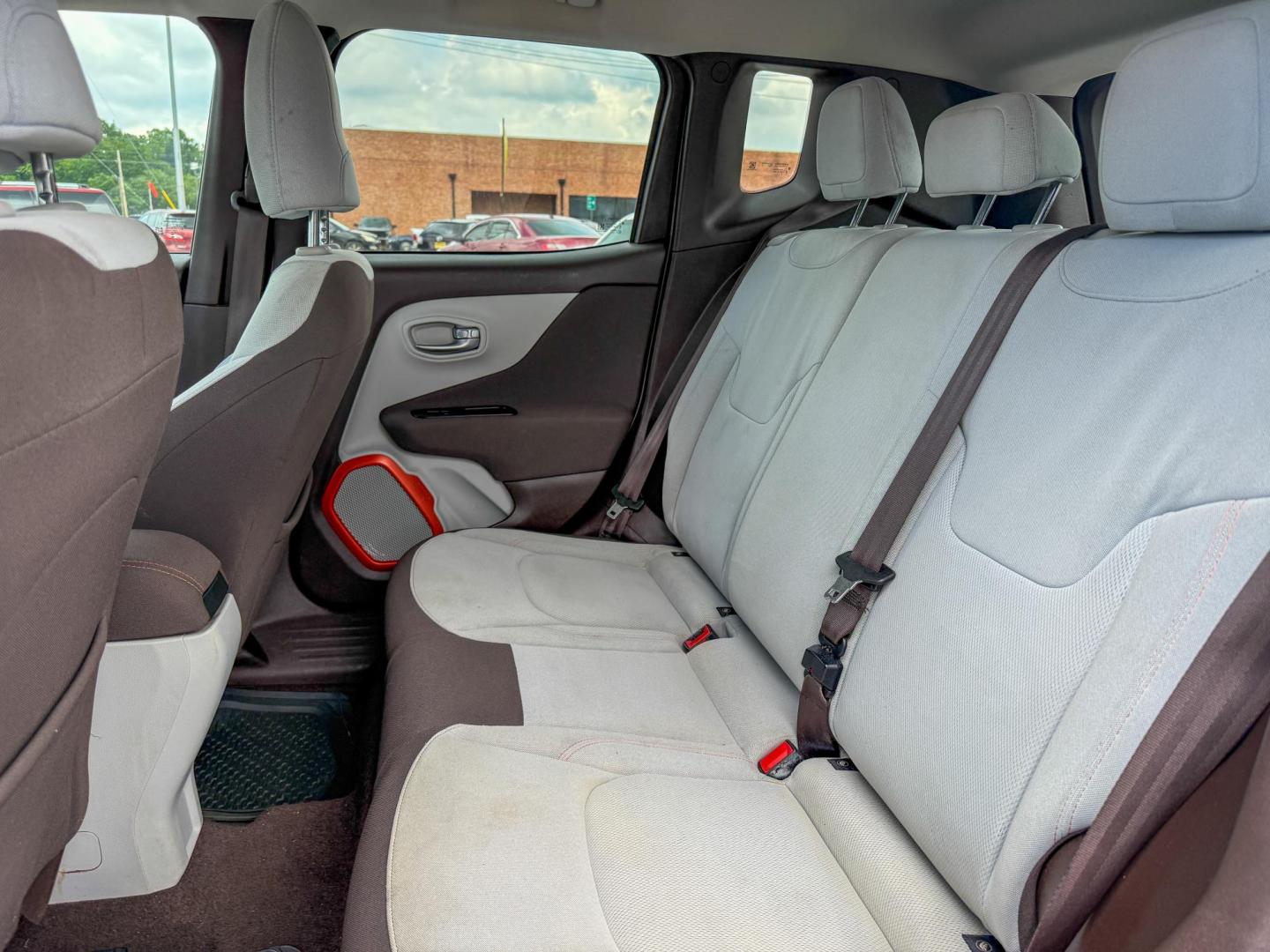 2015 Jeep Renegade Latitude FWD (ZACCJABT6FP) with an 2.4L L4 engine, 6-Speed Manual transmission, located at 419 N 18th St., Monroe, LA, 71201, (318) 410-9250, 32.514370, -92.105133 - Photo#4