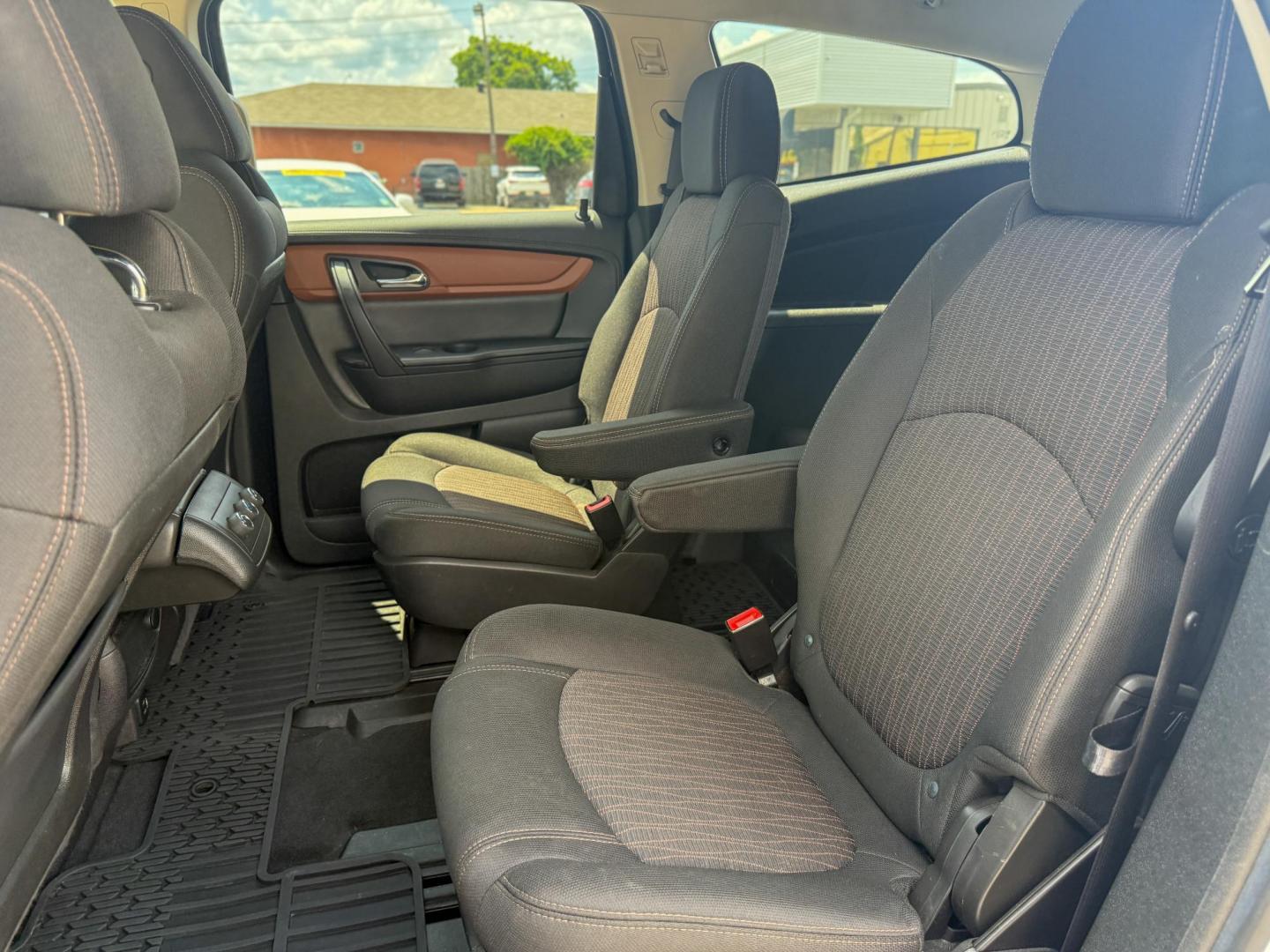 2017 Chevrolet Traverse 1LT FWD (1GNKRGKD9HJ) with an 3.6L V6 DOHC 24V engine, 6A transmission, located at 419 N 18th St., Monroe, LA, 71201, (318) 410-9250, 32.514370, -92.105133 - Photo#4