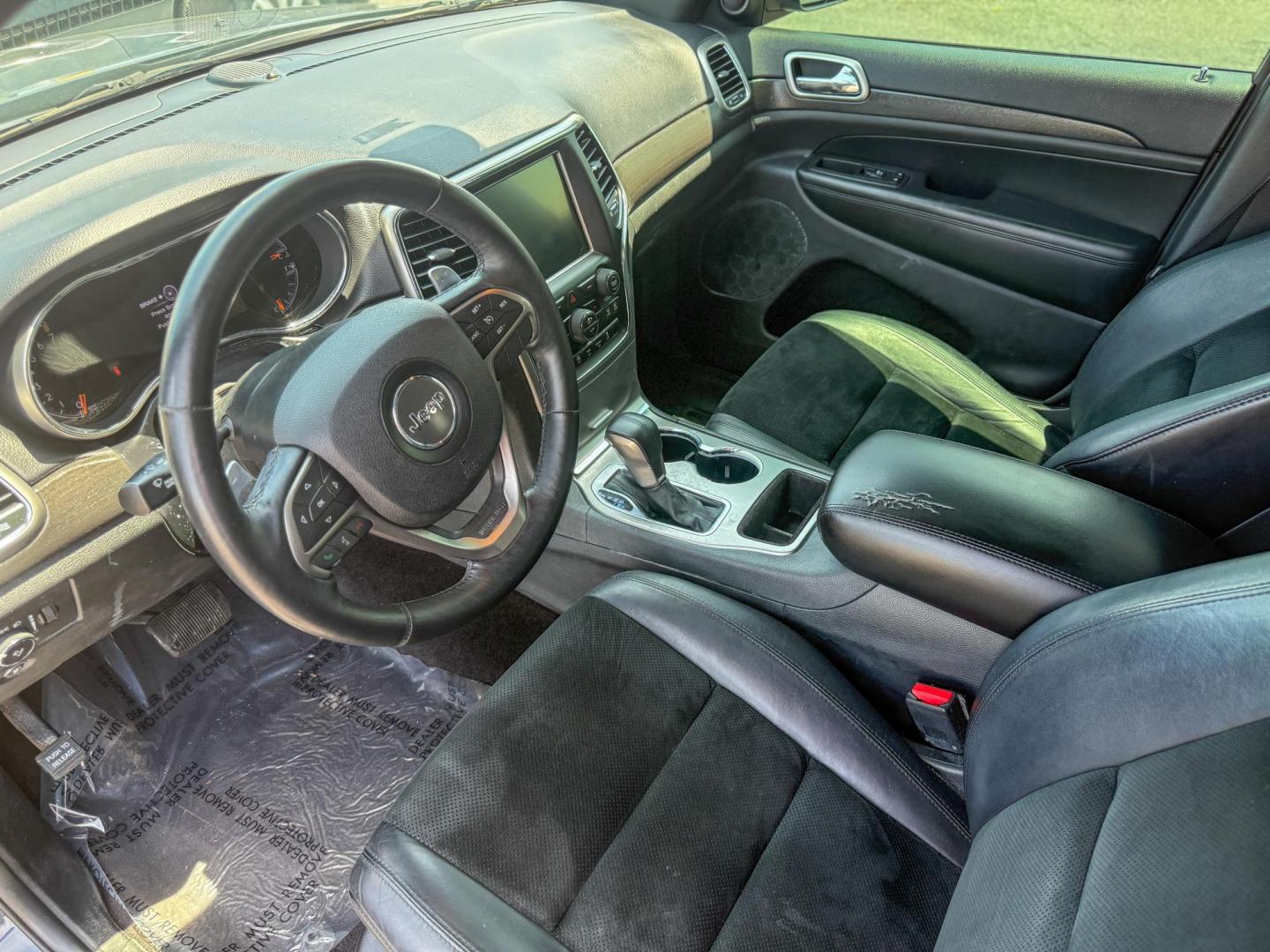 2017 Jeep Grand Cherokee Laredo 2WD (1C4RJEAG4HC) with an 3.6L V6 DOHC 24V engine, 8A transmission, located at 419 N 18th St., Monroe, LA, 71201, (318) 410-9250, 32.514370, -92.105133 - Photo#3