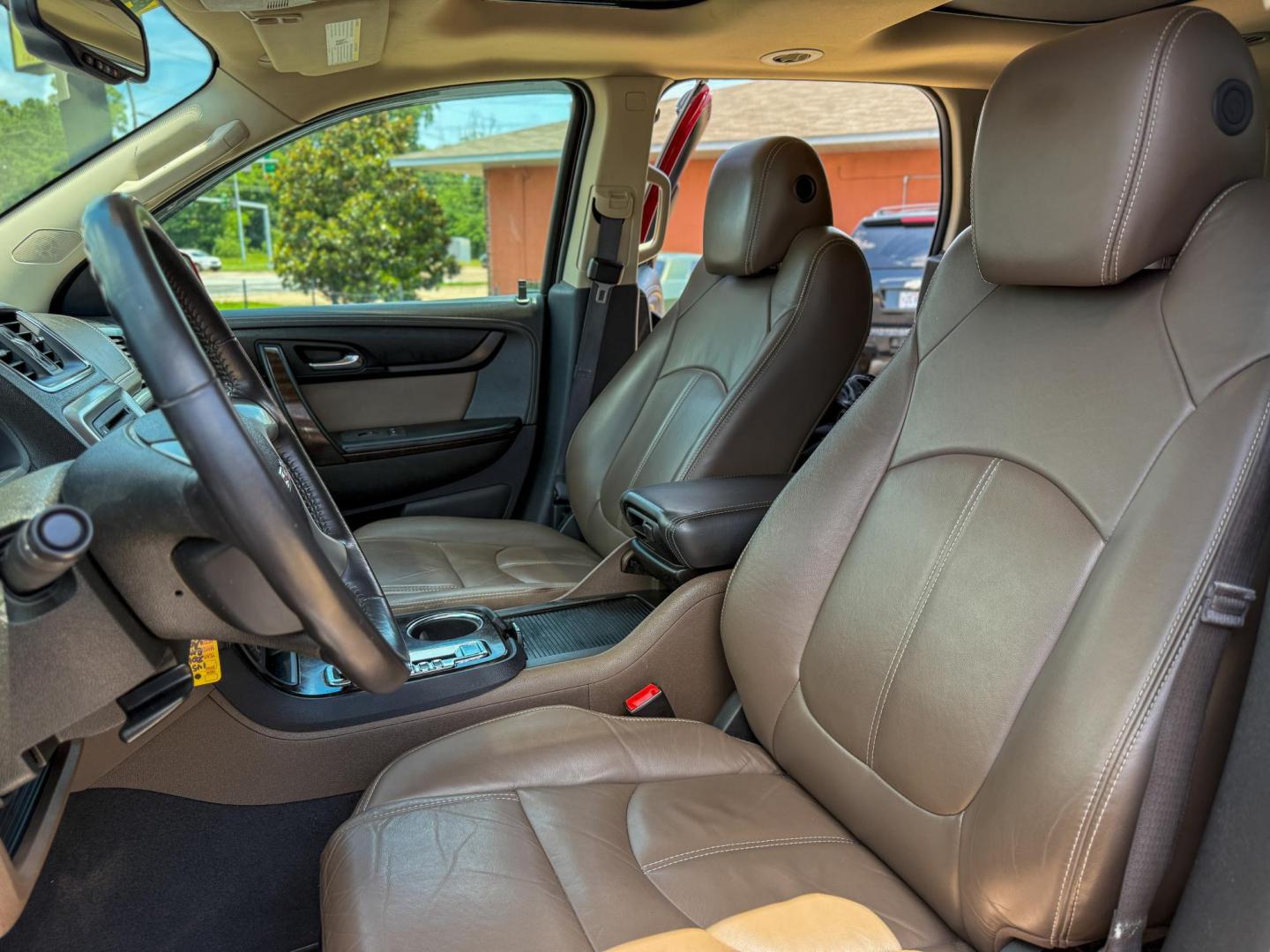 2014 GMC Acadia SLT-1 FWD (1GKKRRKD5EJ) with an 3.6L V6 DOHC 24V engine, 6-Speed Automatic transmission, located at 419 N 18th St., Monroe, LA, 71201, (318) 410-9250, 32.514370, -92.105133 - Photo#2
