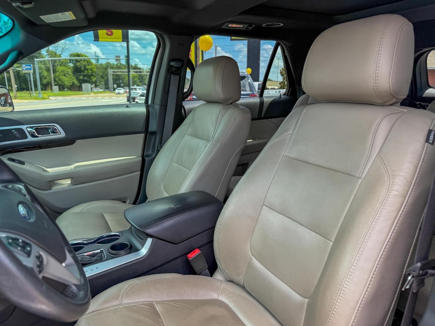 2015 Ford Explorer Limited FWD (1FM5K7F82FG) with an 3.5L V6 DOHC 24V engine, 6-Speed Automatic transmission, located at 419 N 18th St., Monroe, LA, 71201, (318) 410-9250, 32.514370, -92.105133 - Photo#3