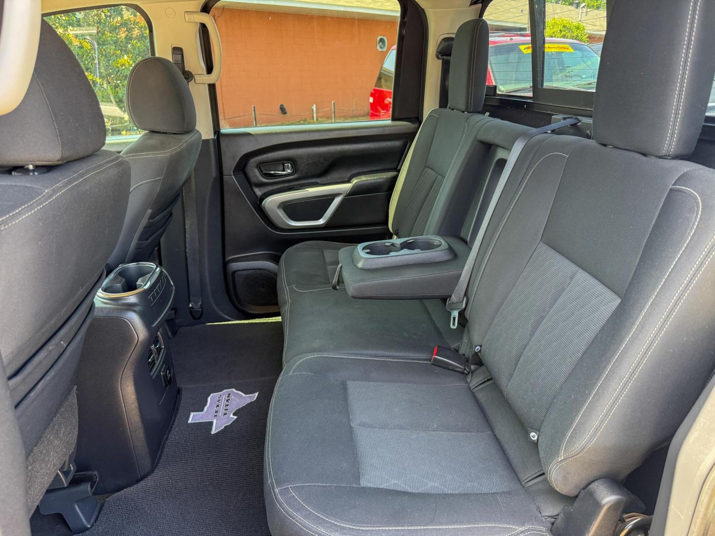 2017 Nissan Titan Platinum Reserve Crew Cab 4WD (1N6AA1E50HN) with an 5.6L V8 DOHC 32V engine, 6A transmission, located at 419 N 18th St., Monroe, LA, 71201, (318) 410-9250, 32.514370, -92.105133 - Photo#4