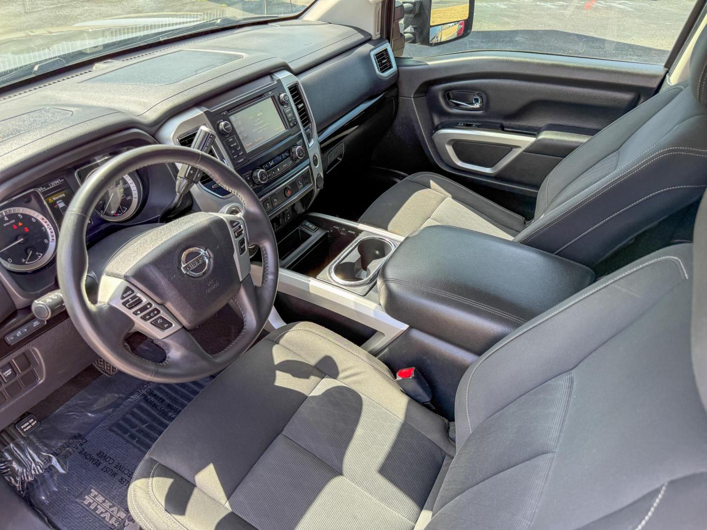 2017 Nissan Titan Platinum Reserve Crew Cab 4WD (1N6AA1E50HN) with an 5.6L V8 DOHC 32V engine, 6A transmission, located at 419 N 18th St., Monroe, LA, 71201, (318) 410-9250, 32.514370, -92.105133 - Photo#3
