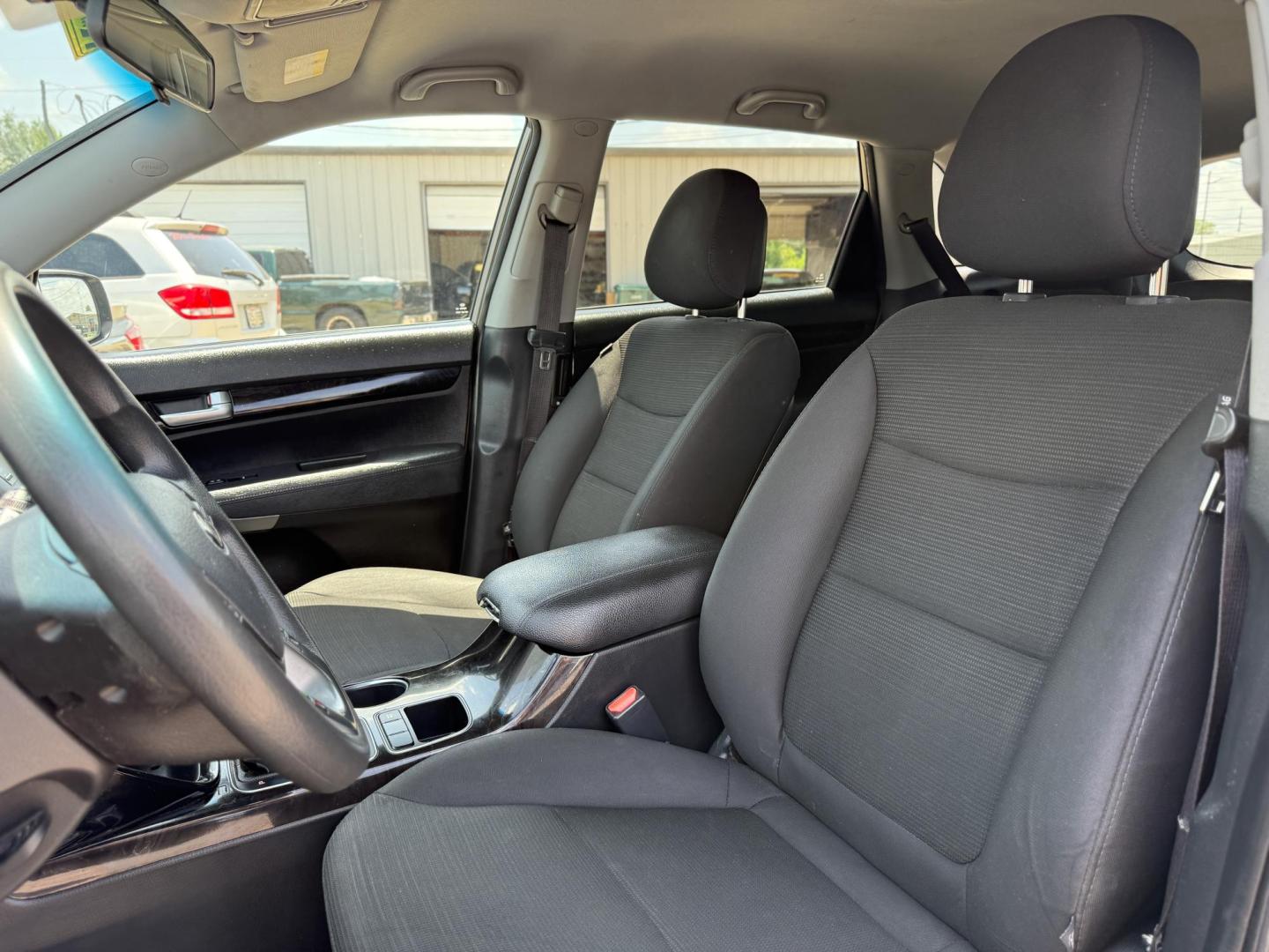 2014 Kia Sorento LX V6 FWD (5XYKT4A73EG) with an 3.3L V6 DOHC 24V engine, 6-Speed Automatic transmission, located at 419 N 18th St., Monroe, LA, 71201, (318) 410-9250, 32.514370, -92.105133 - Photo#2