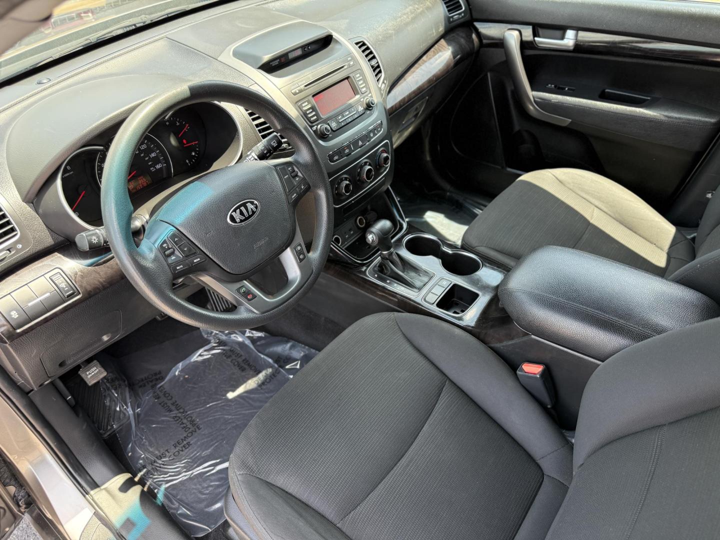 2014 Kia Sorento LX V6 FWD (5XYKT4A73EG) with an 3.3L V6 DOHC 24V engine, 6-Speed Automatic transmission, located at 419 N 18th St., Monroe, LA, 71201, (318) 410-9250, 32.514370, -92.105133 - Photo#3
