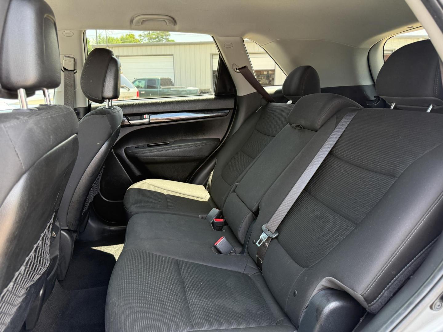 2014 Kia Sorento LX V6 FWD (5XYKT4A73EG) with an 3.3L V6 DOHC 24V engine, 6-Speed Automatic transmission, located at 419 N 18th St., Monroe, LA, 71201, (318) 410-9250, 32.514370, -92.105133 - Photo#4