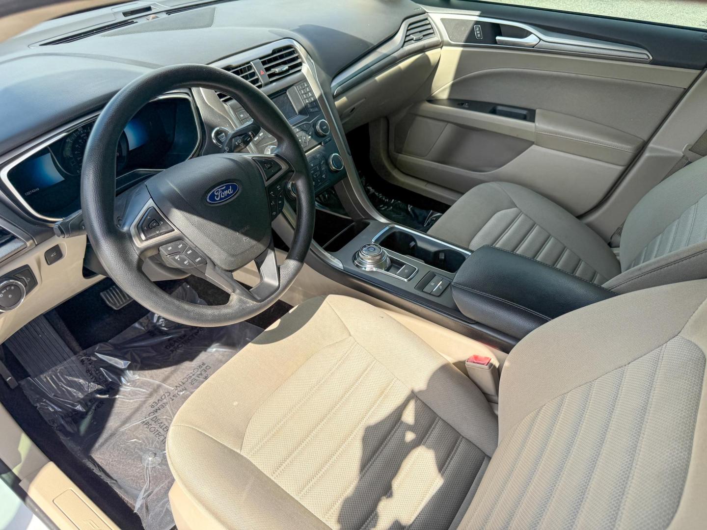2018 Ford Fusion Hybrid SE (3FA6P0LU6JR) with an 2.0L L4 DOHC 16V HYBRID engine, CVT transmission, located at 419 N 18th St., Monroe, LA, 71201, (318) 410-9250, 32.514370, -92.105133 - Photo#2