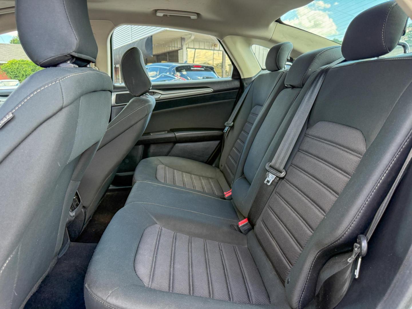 2020 Ford Fusion SE (3FA6P0HD6LR) with an 1.5L L4 DOHC 16V engine, 6A transmission, located at 419 N 18th St., Monroe, LA, 71201, (318) 410-9250, 32.514370, -92.105133 - Photo#4