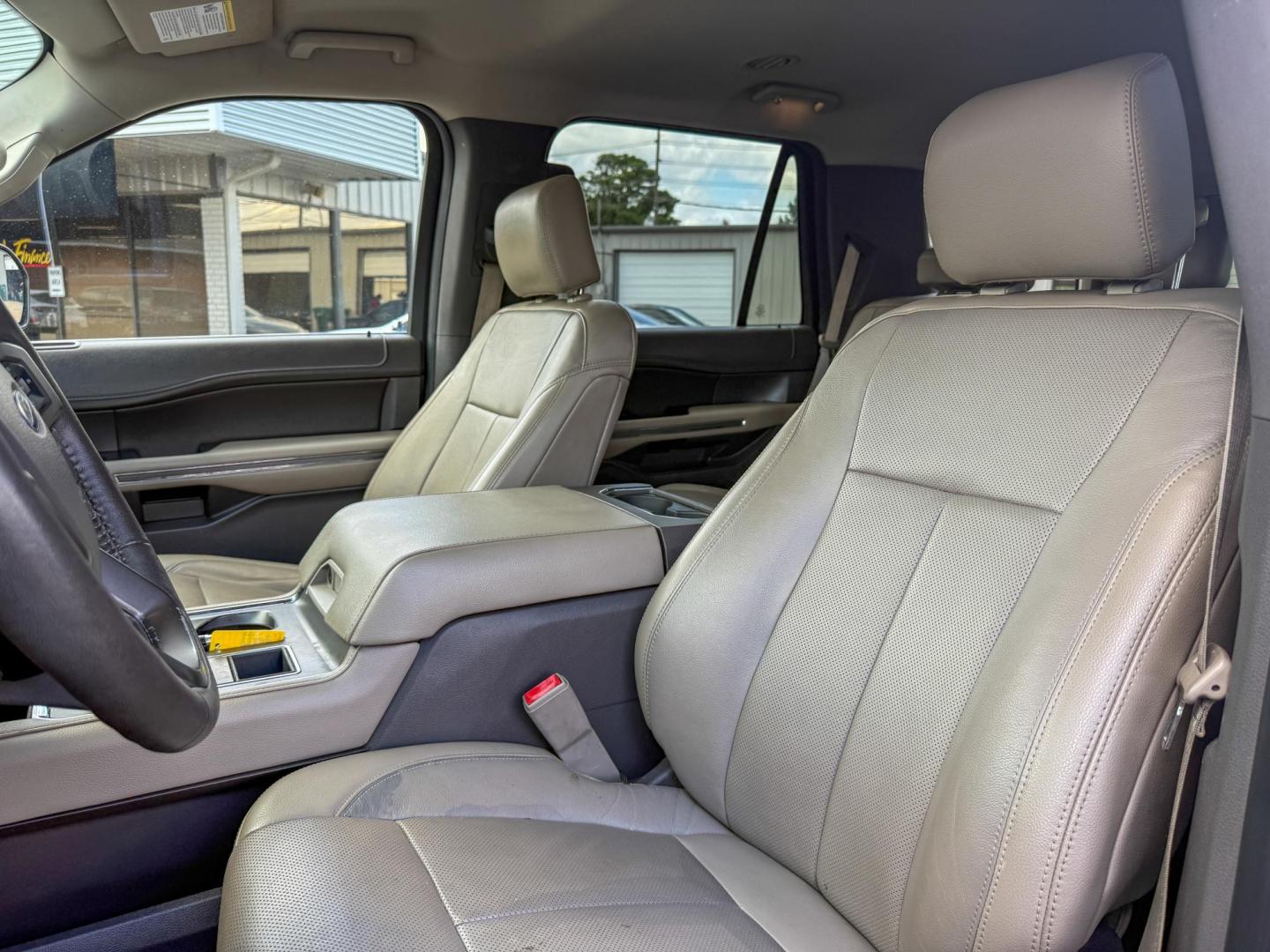 2018 Ford Expedition XLT 2WD (1FMJU1HT4JE) with an 3.5L V6 DOHC 24V FFV engine, 6A transmission, located at 419 N 18th St., Monroe, LA, 71201, (318) 410-9250, 32.514370, -92.105133 - Photo#2
