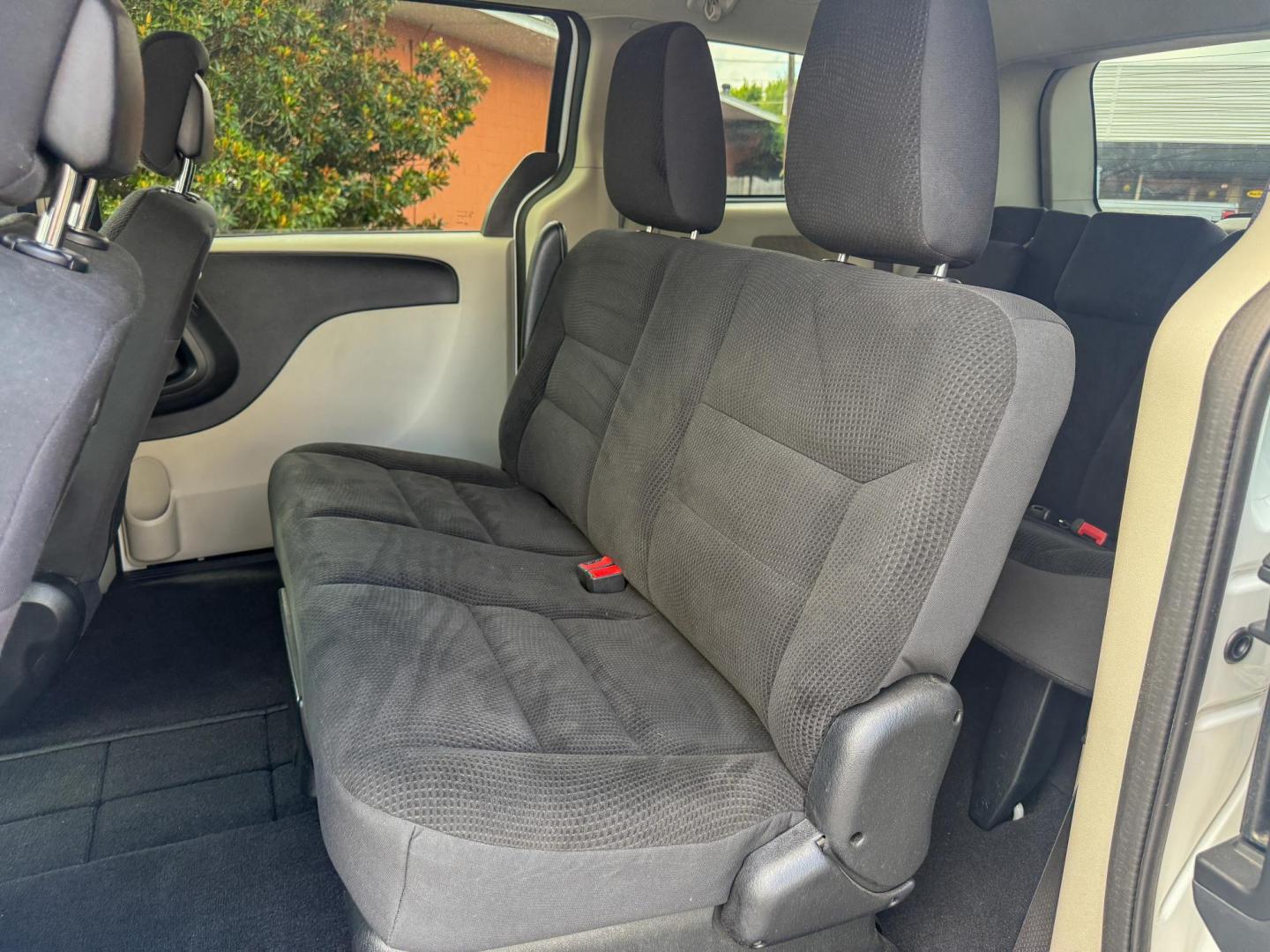 2019 Dodge Grand Caravan SE Plus (2C4RDGBG3KR) with an 3.6L V6 DOHC 24V engine, 6A transmission, located at 419 N 18th St., Monroe, LA, 71201, (318) 410-9250, 32.514370, -92.105133 - Photo#4