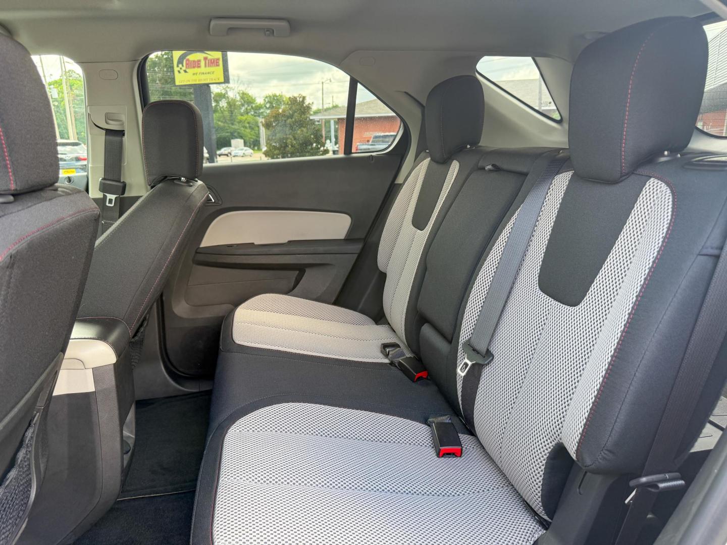 2015 Chevrolet Equinox 1LT 2WD (2GNALBEK1F6) with an 2.4L L4 DOHC 16V FFV engine, 6-Speed Automatic transmission, located at 419 N 18th St., Monroe, LA, 71201, (318) 410-9250, 32.514370, -92.105133 - Photo#4