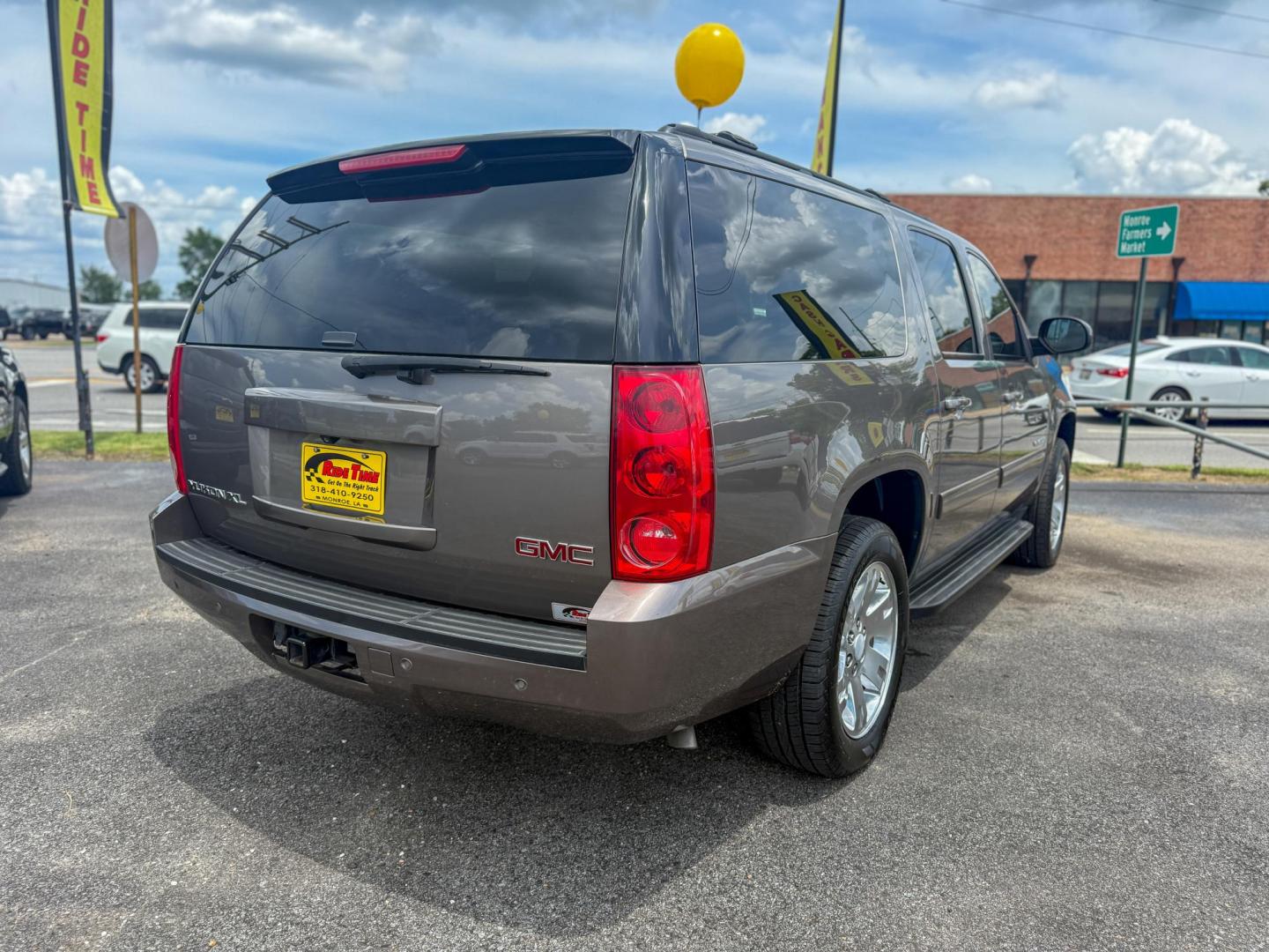 2014 GMC Yukon XL SLE 1/2 Ton 2WD (1GKS1HE00ER) with an 5.3L V8 OHV 16V FFV engine, 6-Speed Automatic transmission, located at 419 N 18th St., Monroe, LA, 71201, (318) 410-9250, 32.514370, -92.105133 - Photo#1