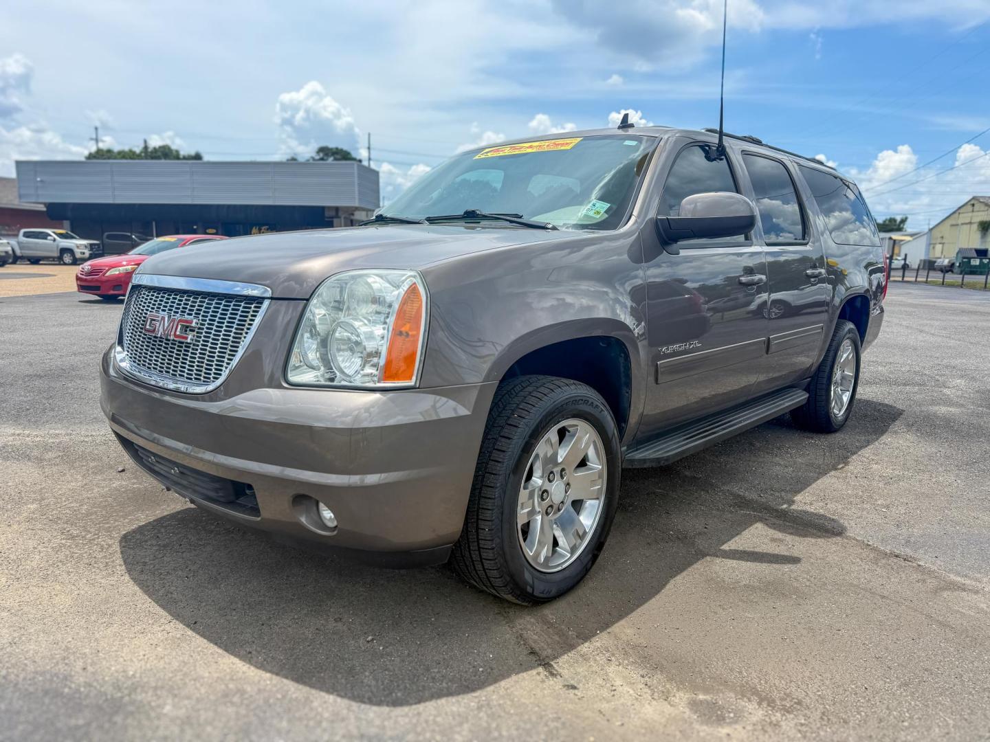 2014 GMC Yukon XL SLE 1/2 Ton 2WD (1GKS1HE00ER) with an 5.3L V8 OHV 16V FFV engine, 6-Speed Automatic transmission, located at 419 N 18th St., Monroe, LA, 71201, (318) 410-9250, 32.514370, -92.105133 - Photo#0