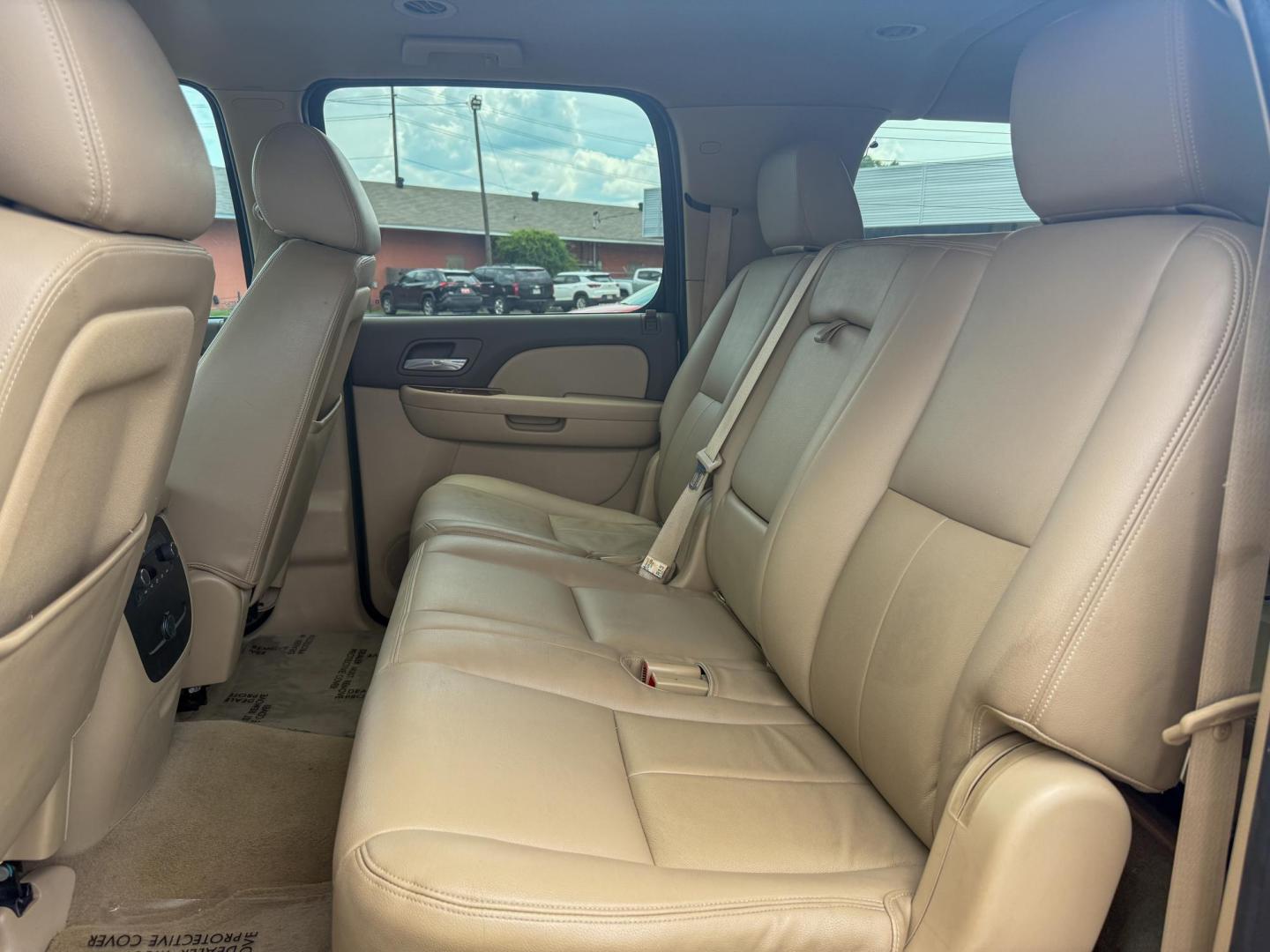 2014 GMC Yukon XL SLE 1/2 Ton 2WD (1GKS1HE00ER) with an 5.3L V8 OHV 16V FFV engine, 6-Speed Automatic transmission, located at 419 N 18th St., Monroe, LA, 71201, (318) 410-9250, 32.514370, -92.105133 - Photo#4