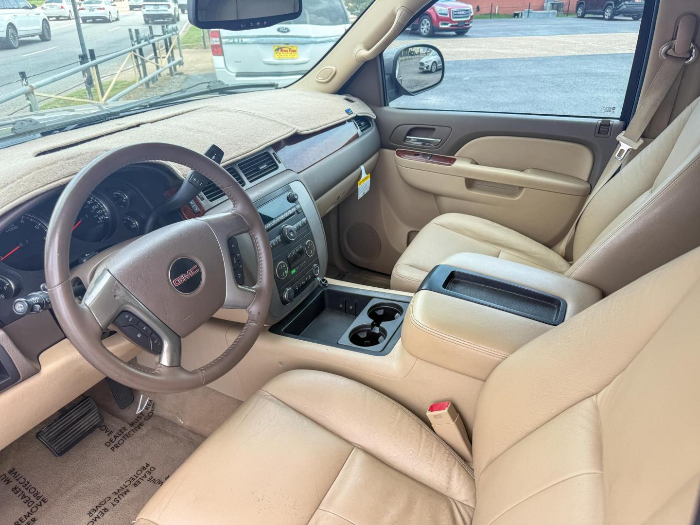 2014 GMC Yukon XL SLE 1/2 Ton 2WD (1GKS1HE00ER) with an 5.3L V8 OHV 16V FFV engine, 6-Speed Automatic transmission, located at 419 N 18th St., Monroe, LA, 71201, (318) 410-9250, 32.514370, -92.105133 - Photo#3