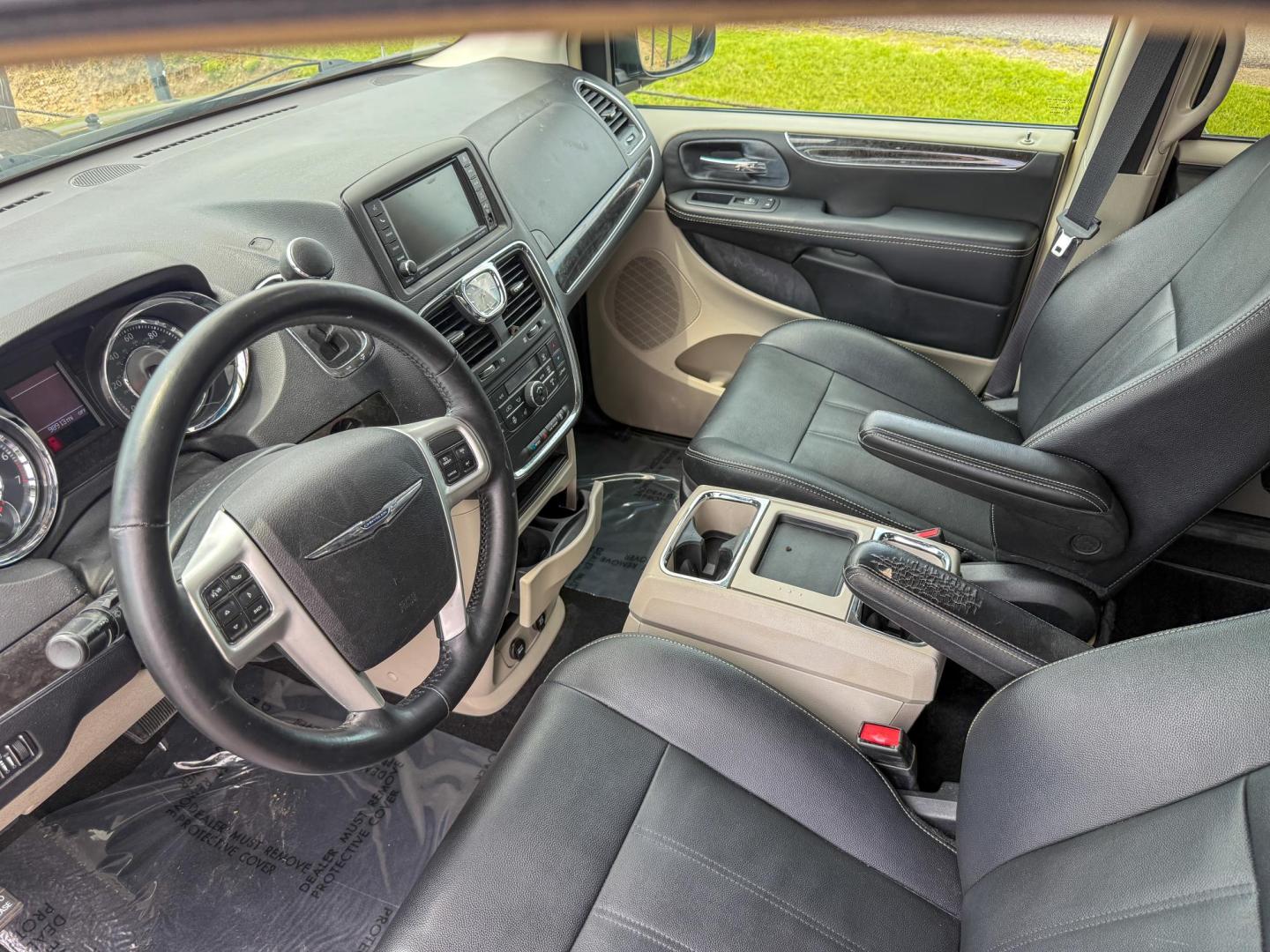2016 Chrysler Town & Country Touring (2C4RC1BG9GR) with an 3.6L V6 DOHC 24V engine, 6A transmission, located at 419 N 18th St., Monroe, LA, 71201, (318) 410-9250, 32.514370, -92.105133 - Photo#3