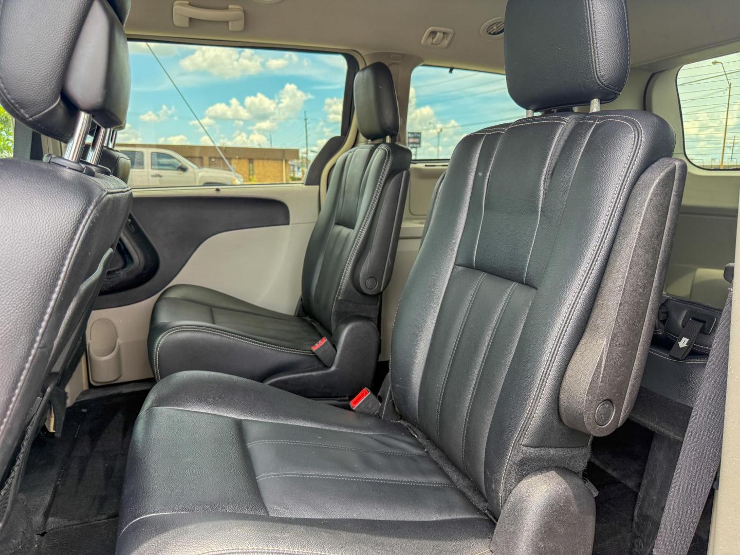 2016 Chrysler Town & Country Touring (2C4RC1BG9GR) with an 3.6L V6 DOHC 24V engine, 6A transmission, located at 419 N 18th St., Monroe, LA, 71201, (318) 410-9250, 32.514370, -92.105133 - Photo#4