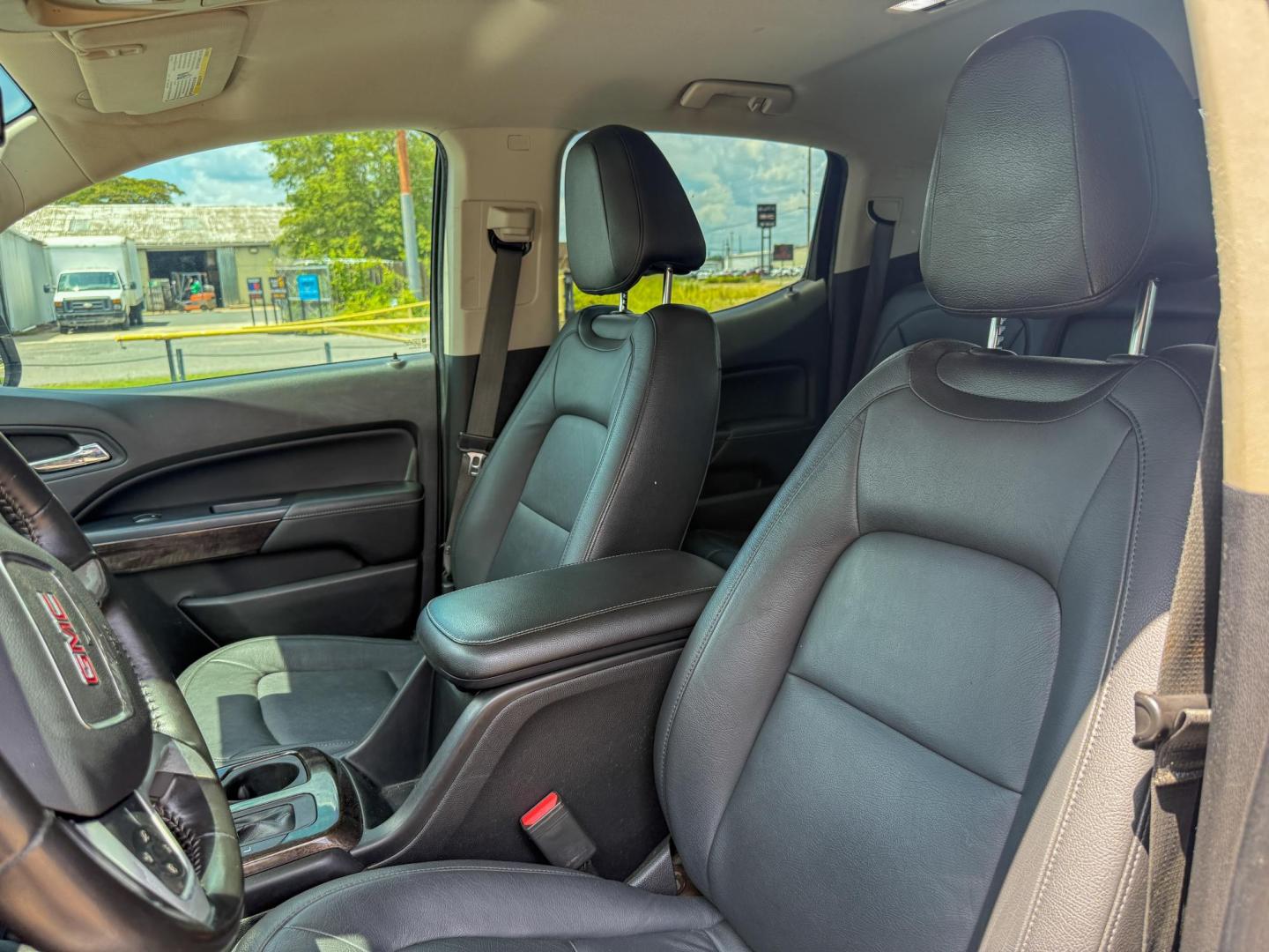 2017 GMC Canyon SLE Crew Cab 2WD (1GTG5CEN2H1) with an 3.6L V6 DOHC 24V engine, 6A transmission, located at 419 N 18th St., Monroe, LA, 71201, (318) 410-9250, 32.514370, -92.105133 - Photo#2