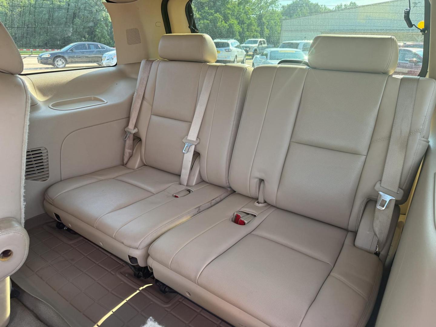 2012 Cadillac Escalade 2WD Luxury (1GYS3BEF1CR) with an 6.2L V8 OHV 16V FFV engine, 6-Speed Automatic transmission, located at 419 N 18th St., Monroe, LA, 71201, (318) 410-9250, 32.514370, -92.105133 - Photo#5