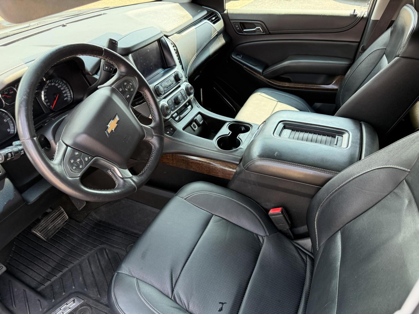 2016 Chevrolet Suburban LT 2WD (1GNSCHKC7GR) with an 5.3L V8 OHV 16V engine, 6A transmission, located at 419 N 18th St., Monroe, LA, 71201, (318) 410-9250, 32.514370, -92.105133 - Photo#3